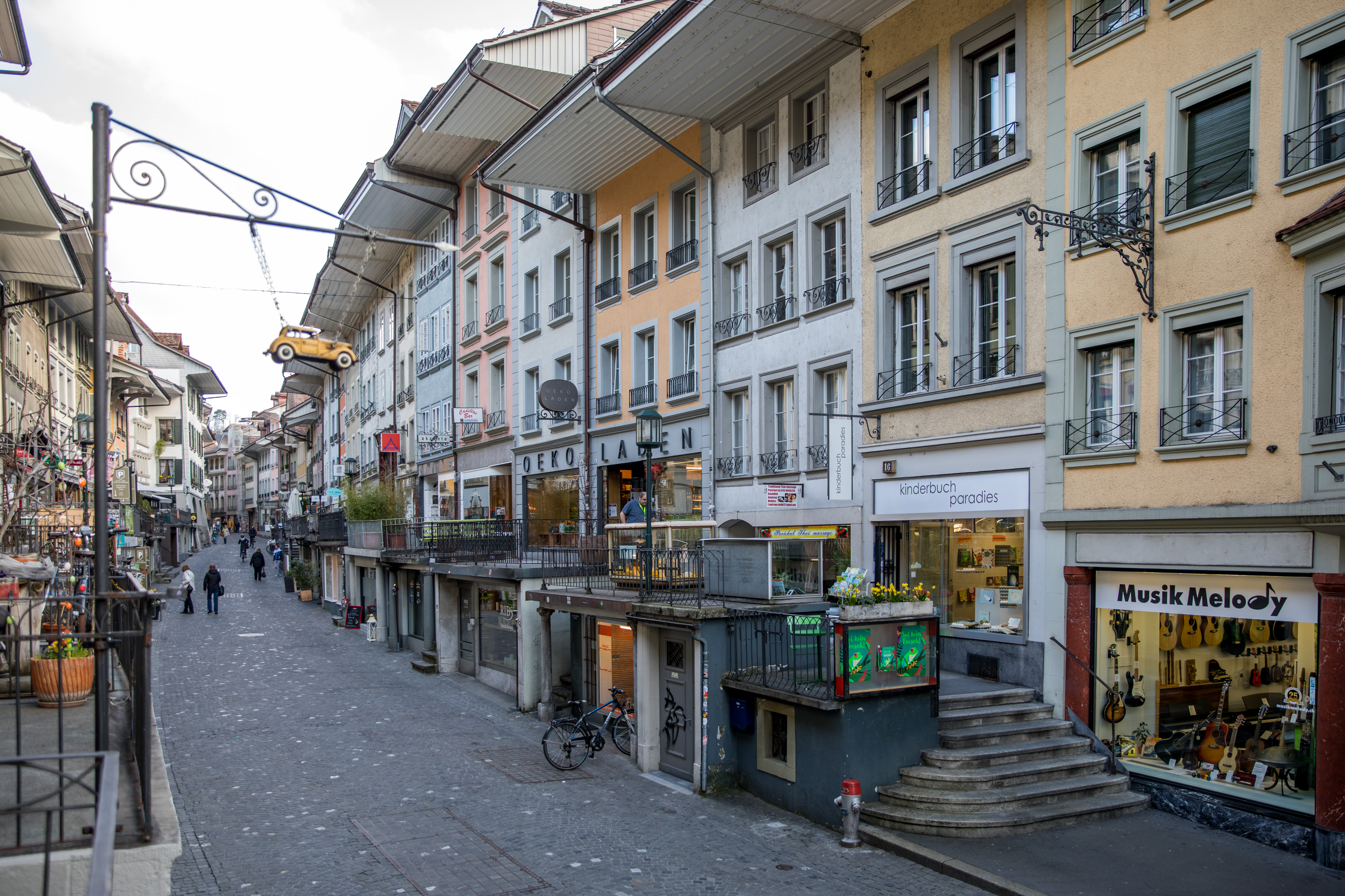 保留12世紀建築特色的舊城，街道分為兩層，下層車道，上層則為人行道。兩層皆有商店。
