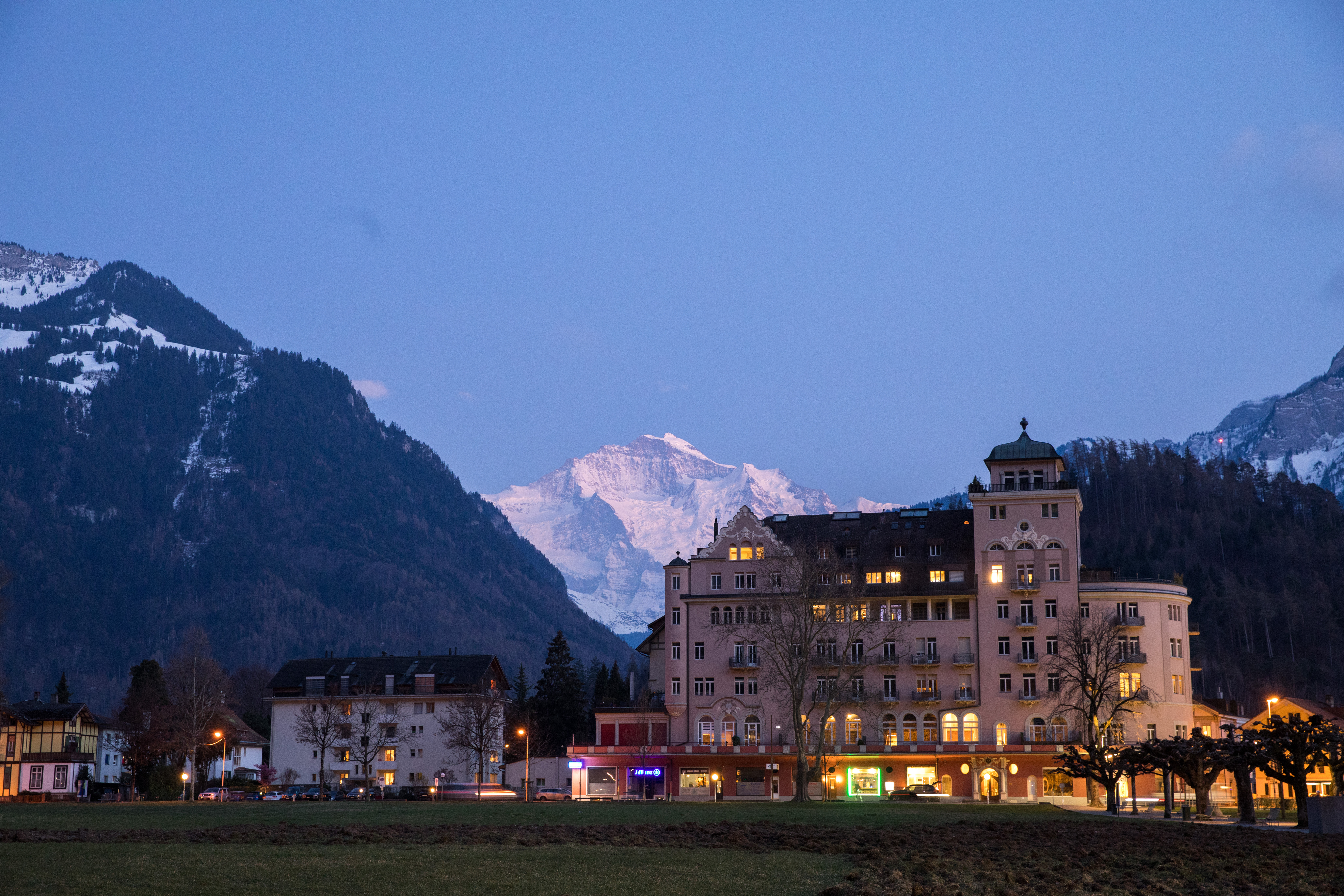 傍晚時間，從山間可以看見少女峰的身影，周旁建築也點亮燈火。