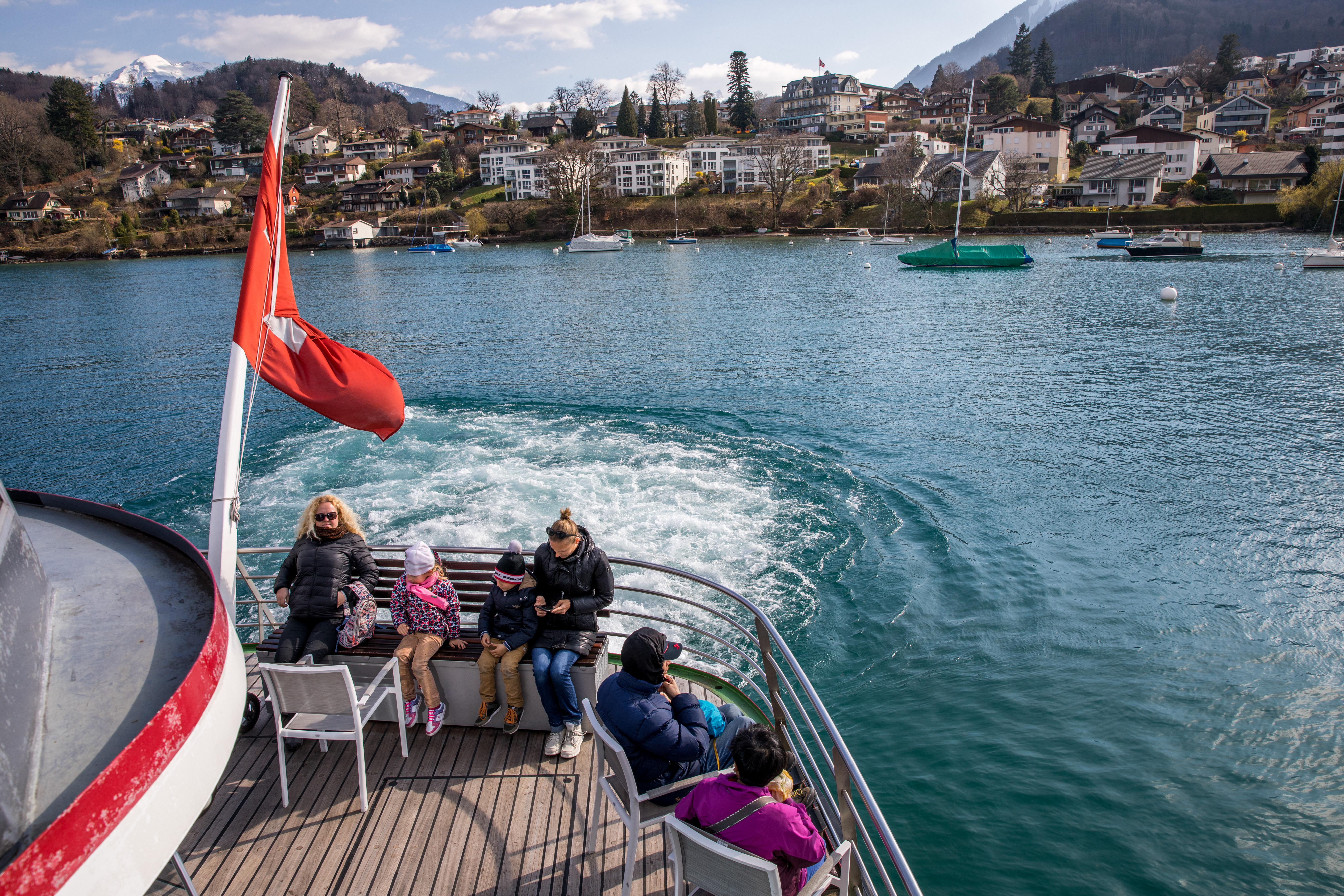 不想用餐只想搭船的旅客，可以坐在船尾享受湖光山色。