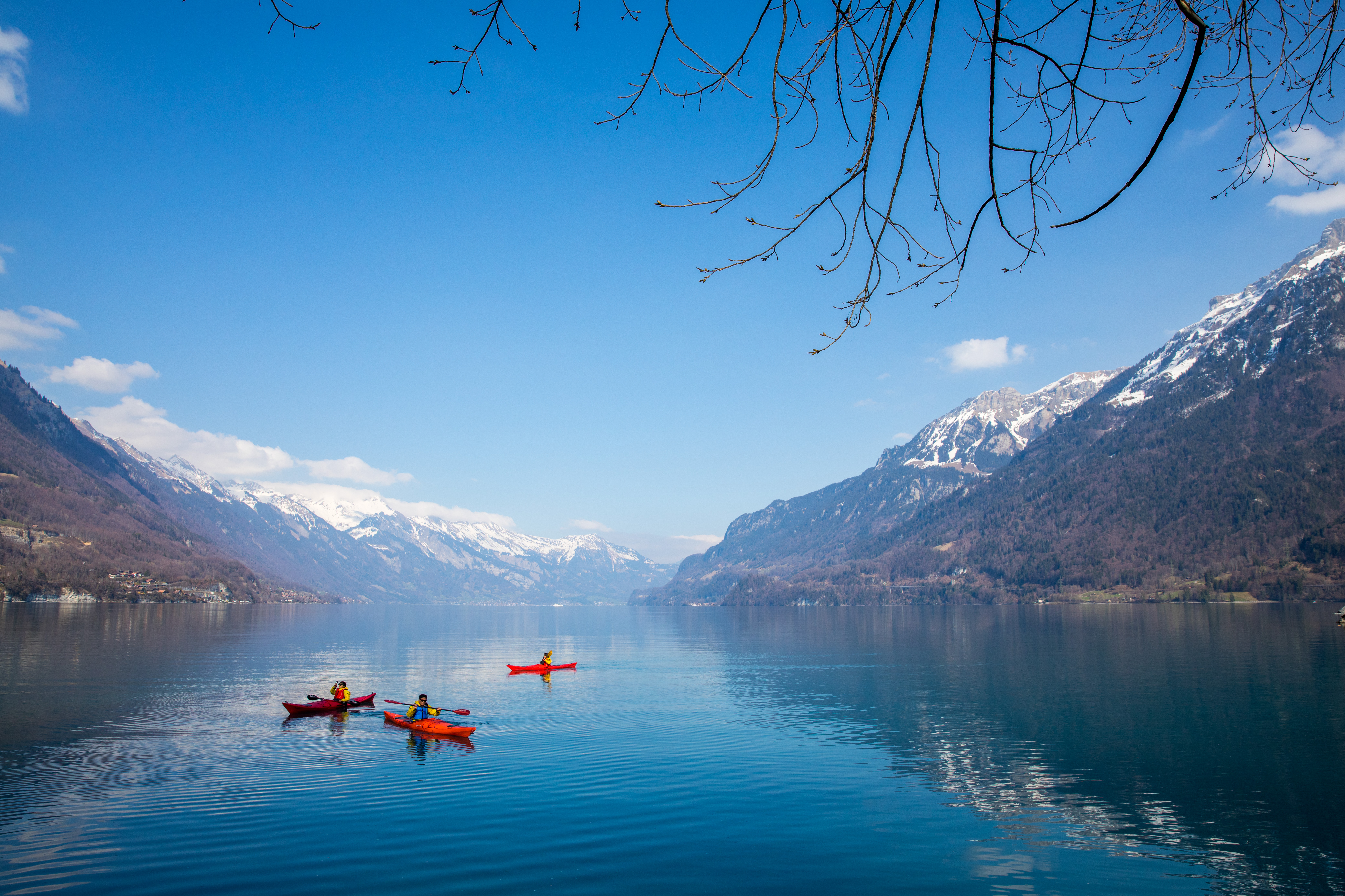 被山環抱的布里恩茲湖，水底清澈，景色實在迷人。