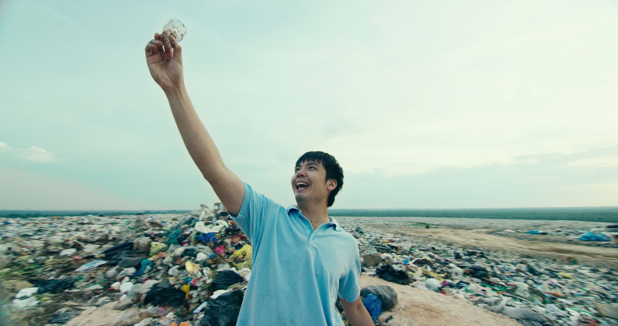 男主角莊仲維為了找到理想中的玻璃杯，居然在垃圾場翻垃圾，拍攝時差點沒臭死。（滿滿額提供）