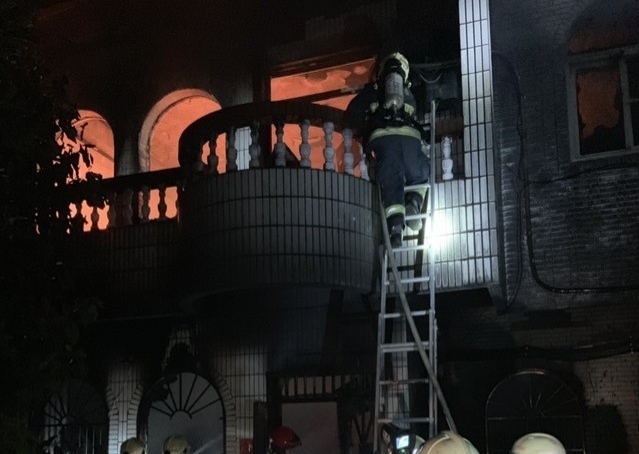 新竹縣竹北市東海三街上的透天厝，今天凌晨發生嚴重火警，屋主夫妻葬身火窟。（消防局提供）