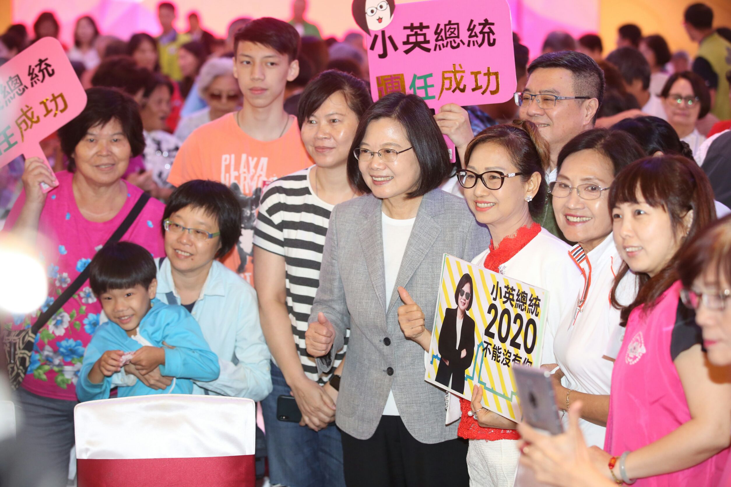 總統蔡英文與參加座談會的民進黨支持者合照。