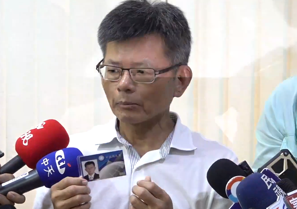 楊秋興今召開記者會，宣布自行退出國民黨。（翻攝自楊秋興臉書直播）