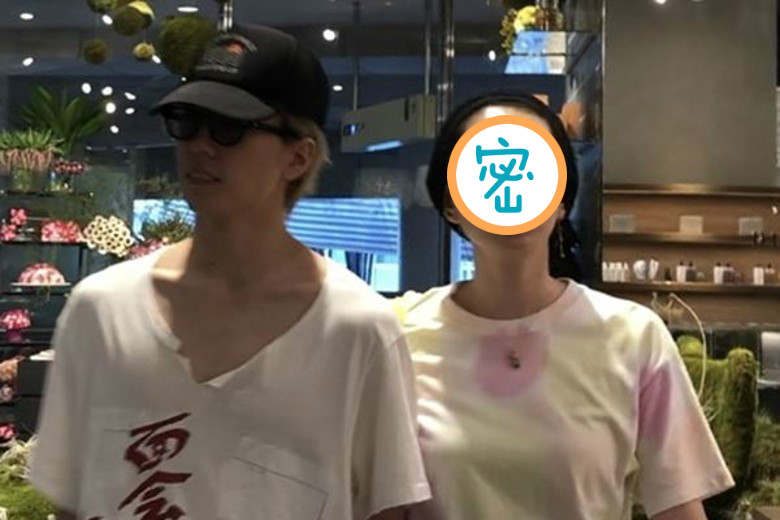 SPEED主唱島袋寬子（右）被拍到和嫩夫早乙女友貴外出看電影，素顏模樣讓網友驚呼「嚴重劣化」。（翻攝自女性自身）