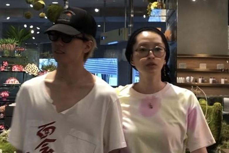 SPEED主唱島袋寬子(右)被拍到和嫩夫早乙女友貴外出看電影,素顏模樣讓網友驚呼「嚴重劣化」。(翻攝自女性自身)