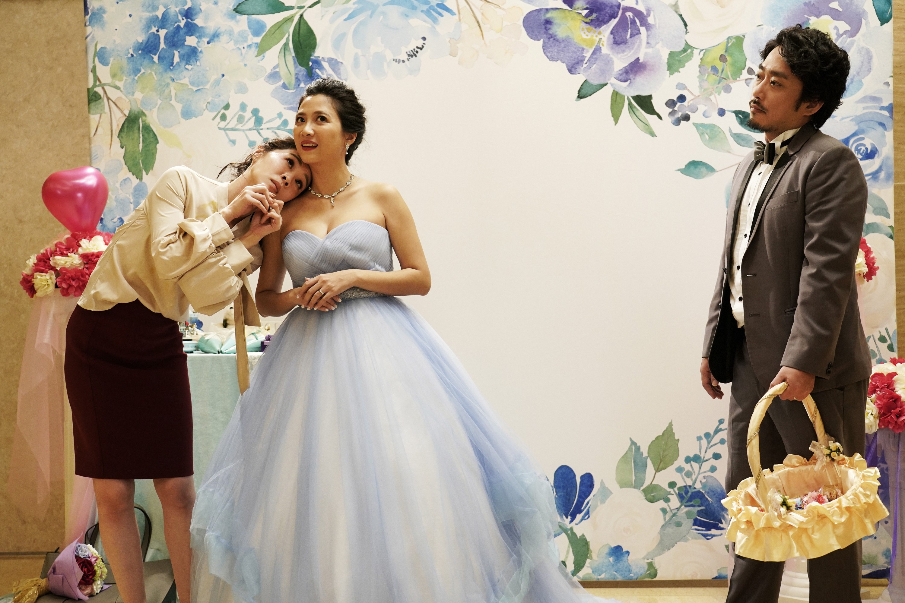 《俗女養成記》拋出不少六年級女生關心的議題，謝盈萱飾演的陳嘉玲參加前男友婚禮，頭痛紅包應該包多少錢。（CatchPlay提供）