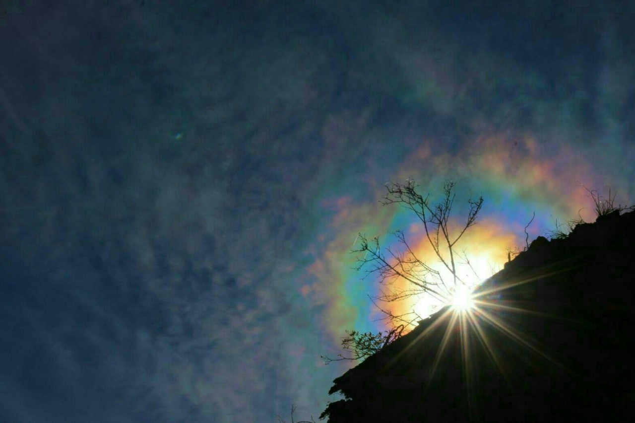 愛拍照的鄭泰隆，展示當地冬天特殊景觀日承照片。（鄭泰隆提供）