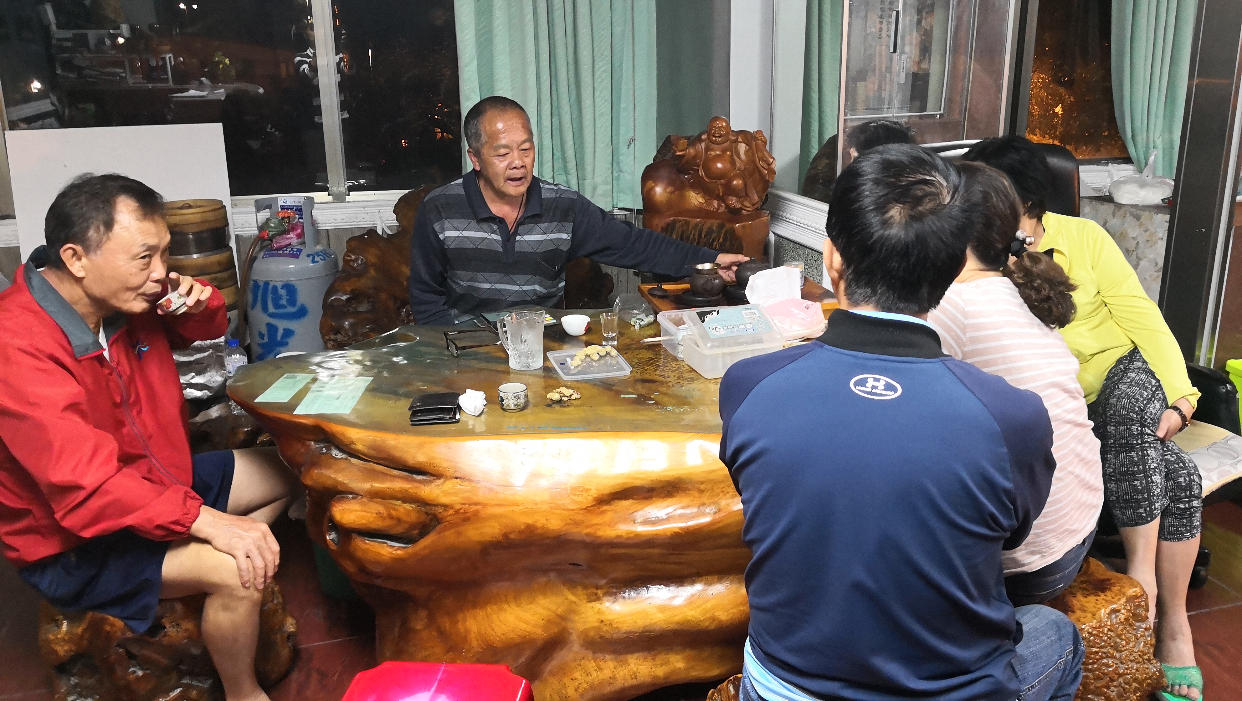 每天晚上的茶宴,是遊客最期待的時光。
