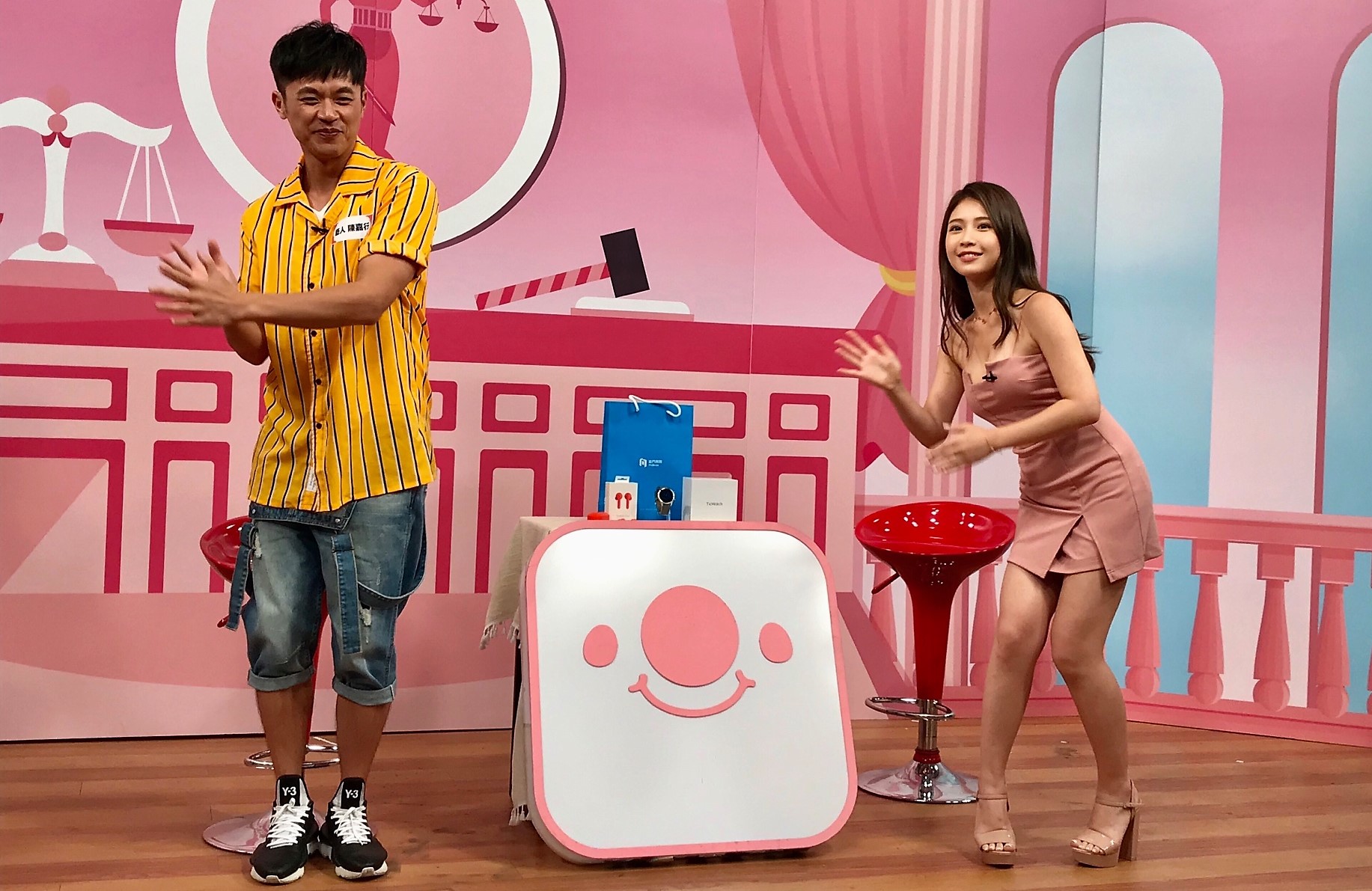 陳嘉行（左）教雞排妹跳洗手歌。（學姊受不了提供）