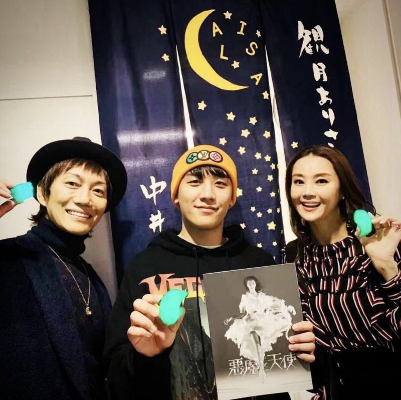 勝利（中）與青山光司（左）、觀月亞里莎（右）夫妻關係密切。（翻攝自IG）