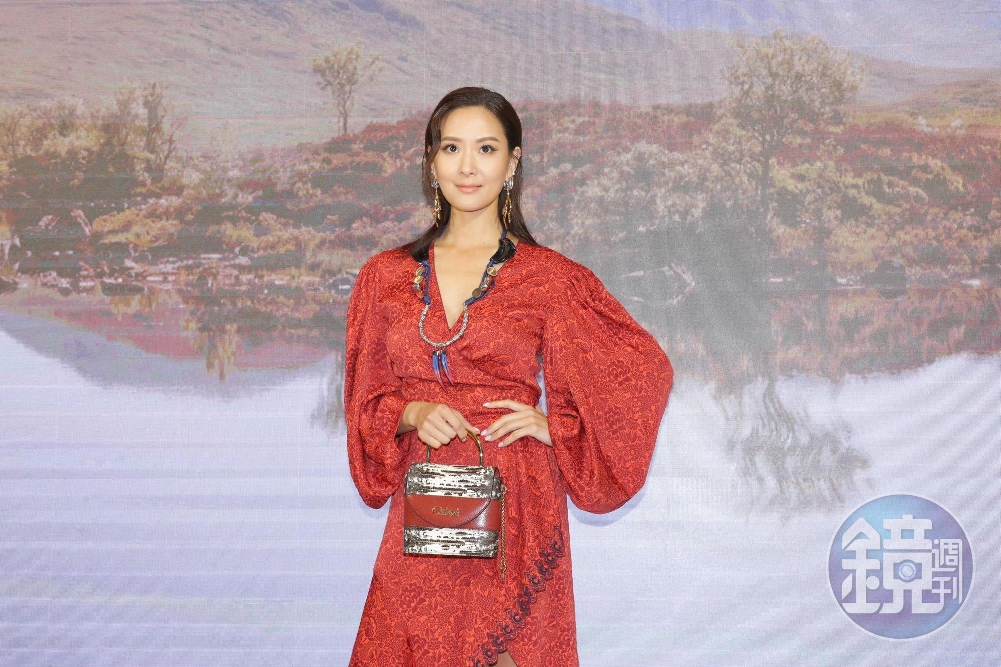 孫芸芸身穿CHLOÉ 2019秋冬新裝，鮮豔的大紅色呈現與以往不同的感受。