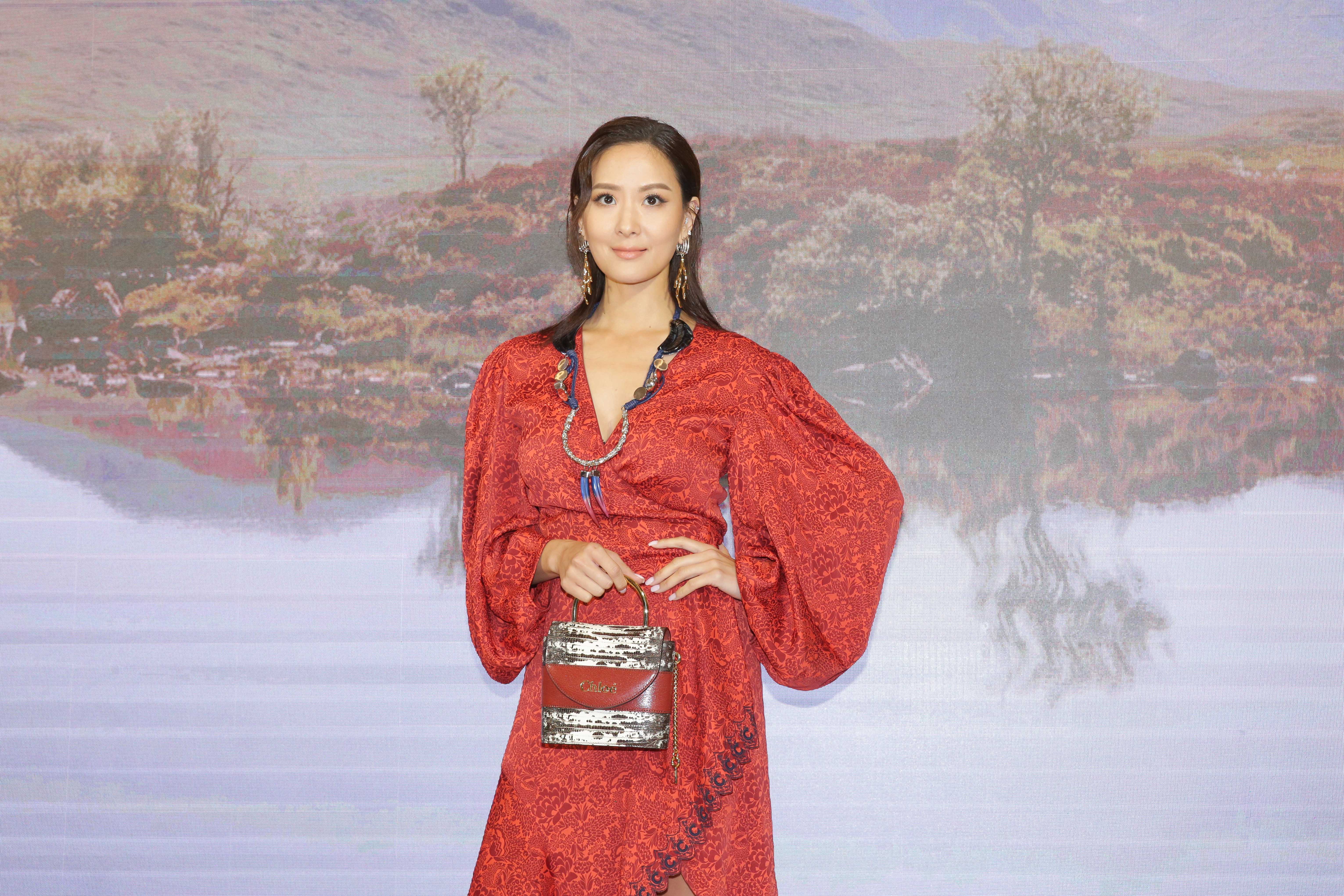 孫芸芸身穿CHLOÉ 2019秋冬新裝，鮮豔的大紅色呈現與以往不同的感受。