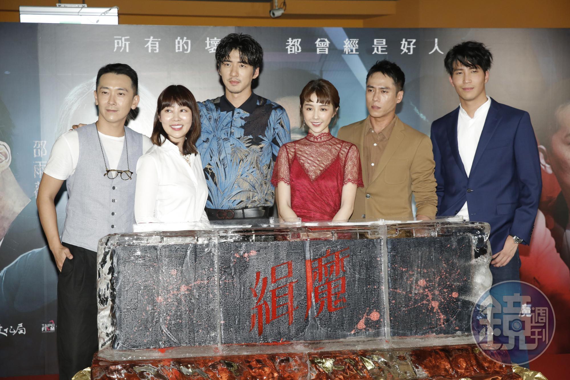 首映會並以冰雕預祝票房大賣，監製羅佩儀（左2）表示票房若過5000萬就擺流水席慶功。