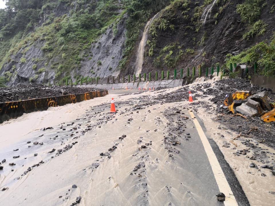高雄大雨狂下,水土保持局今發布134條紅色土石流警戒、124條黃色警戒。(翻攝自那瑪夏大小事 Aziman Ismahasan攝)