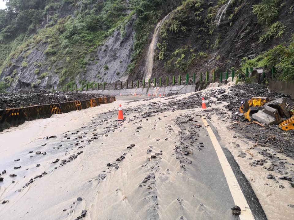 高雄大雨狂下，水土保持局今發布134條紅色土石流警戒、124條黃色警戒。（翻攝自那瑪夏大小事 Aziman Ismahasan攝）