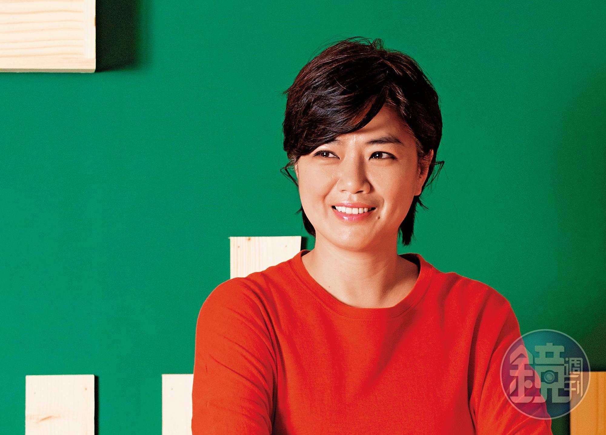一部《俗女養成記》讓影后嚴藝文跨進幕後成了編劇、導演和製作人，不只專業功力精進，體重也增加十公斤，但對個性害羞的她而言，躲在鏡頭後是件開心的事。