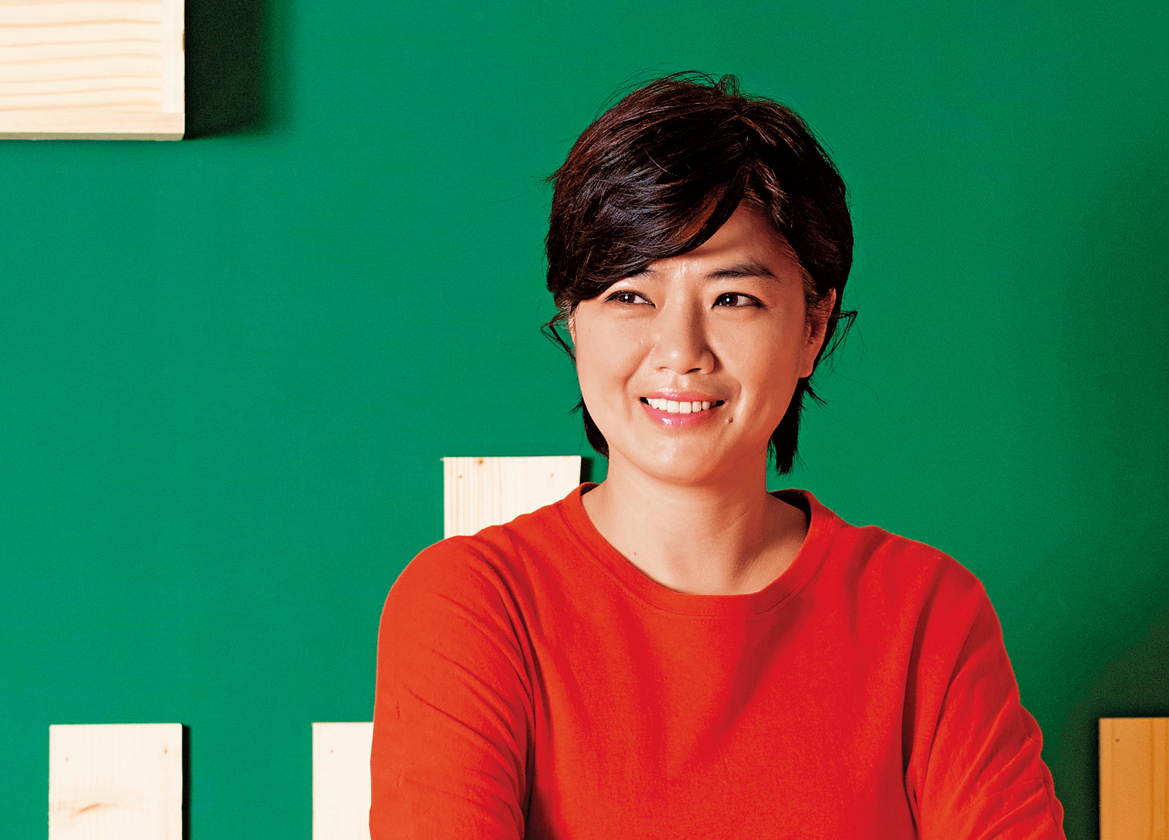 一部《俗女養成記》讓影后嚴藝文跨進幕後成了編劇、導演和製作人，不只專業功力精進，體重也增加十公斤，但對個性害羞的她而言，躲在鏡頭後是件開心的事。