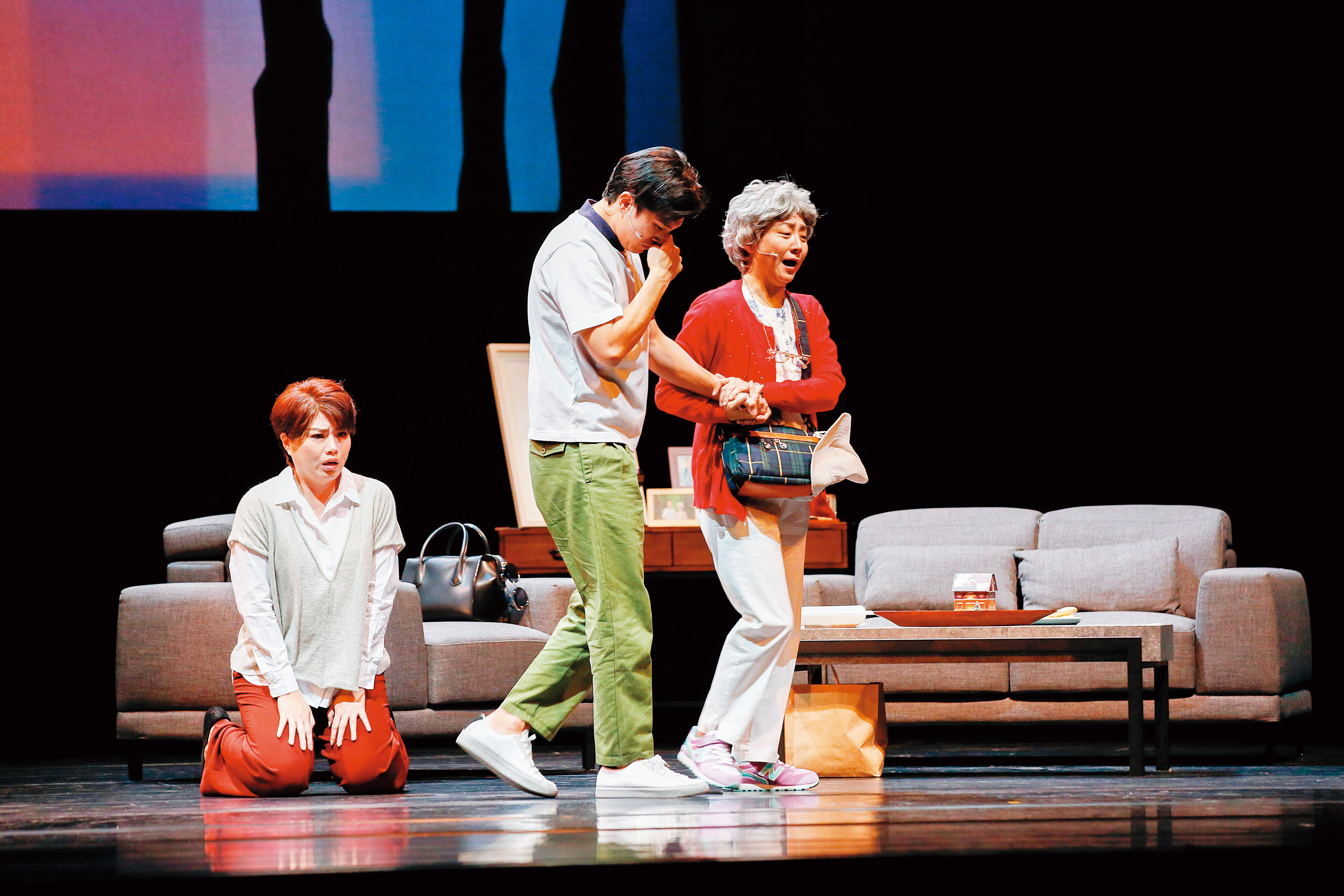 嚴藝文（左）演技精湛，舞台劇《致，這該死的愛》演劉三蓮一角獲佳評。