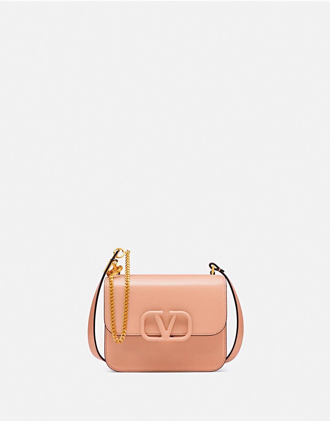 VALENTINO GARAVANI Vsling 奶茶色亮澤小牛皮肩背包，NT$76,000。（VALENTINO提供）