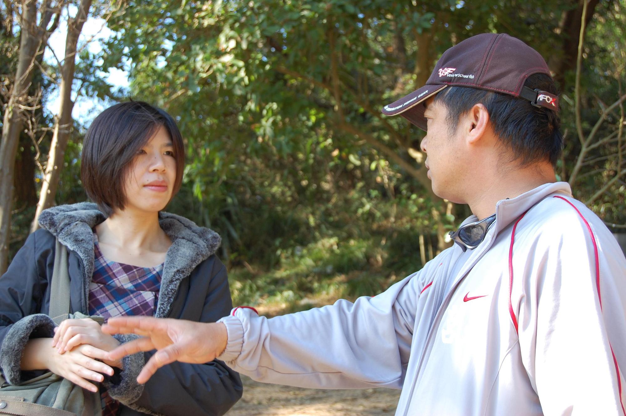 2008年,廖億美(左)和當時的社區理事長謝春寶在東莒碰面。(廖億美提供)