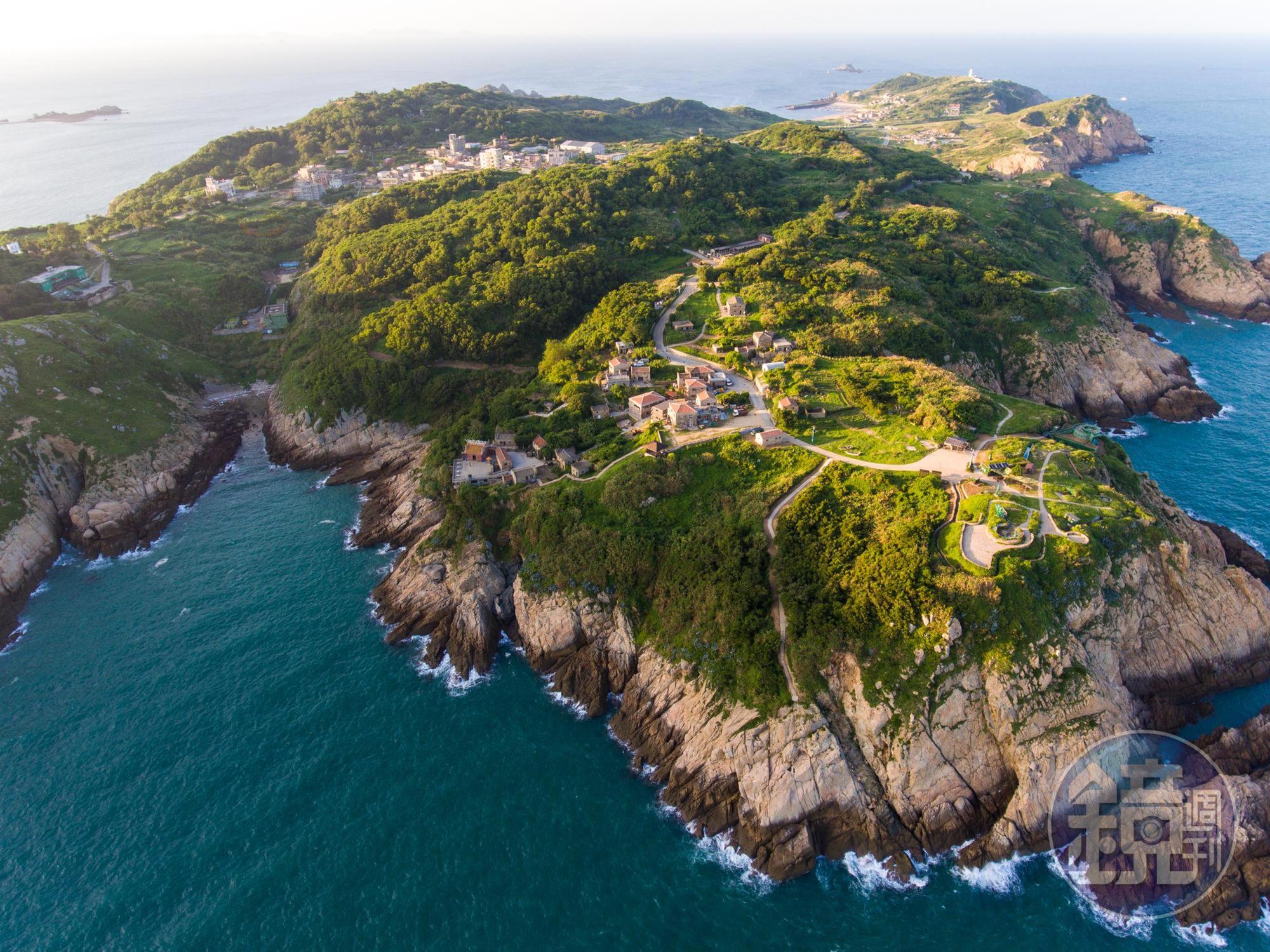 東莒空拍圖。大浦就是位於畫面中央的小聚落,在可辨識的範圍內,可以看見,路上連一台車都沒有。