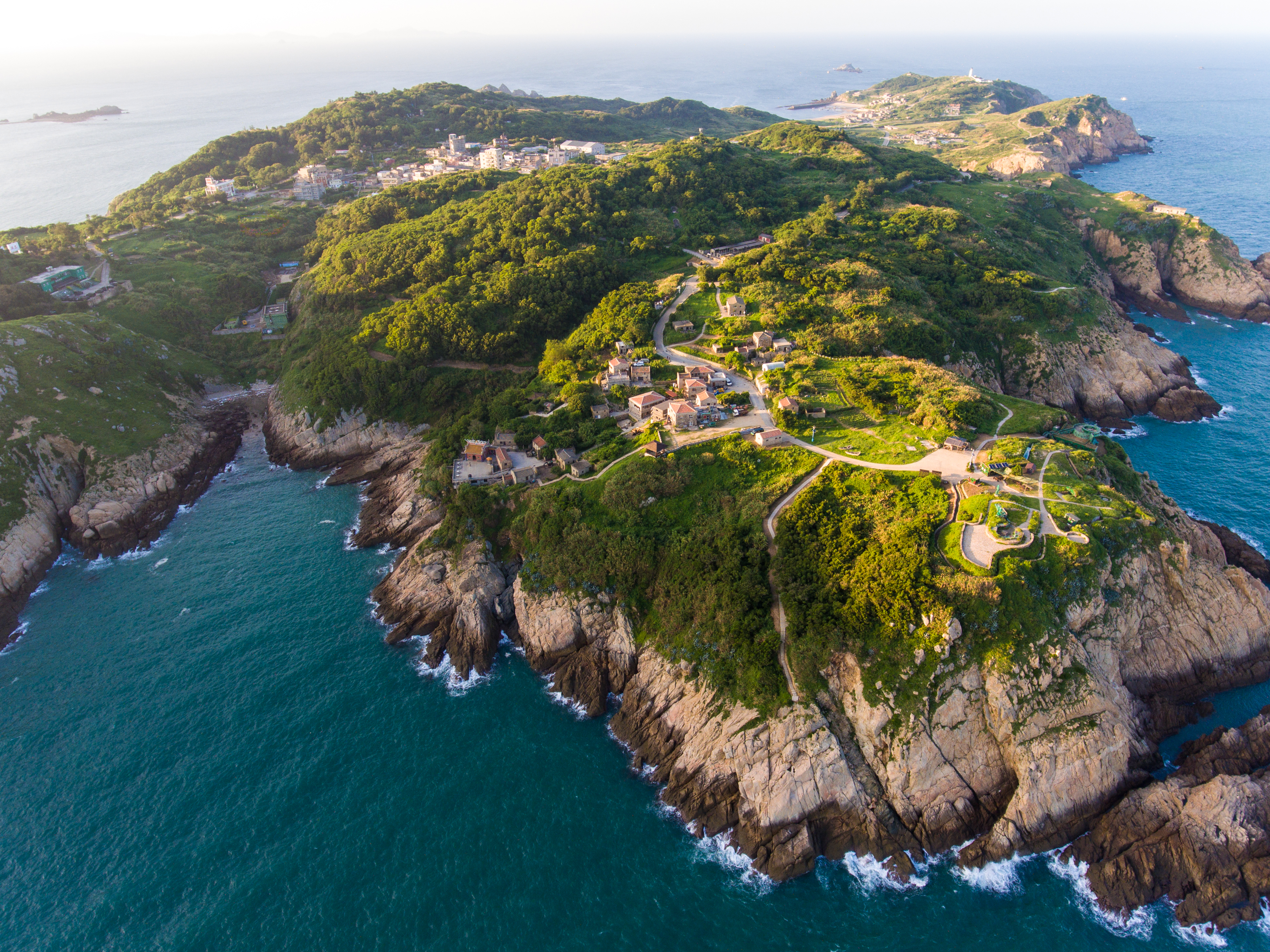 東莒空拍圖。大浦就是位於畫面中央的小聚落，在可辨識的範圍內，可以看見，路上連一台車都沒有。