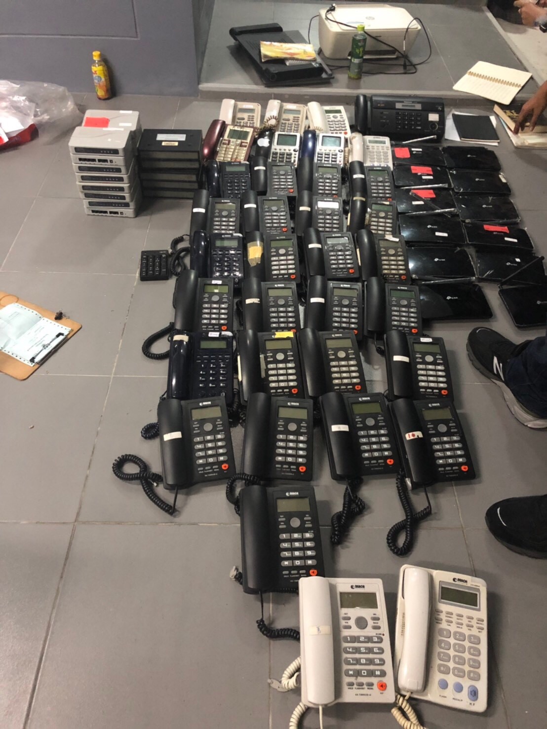 警方在詐欺機房中查獲大批贓證物。（翻攝畫面）