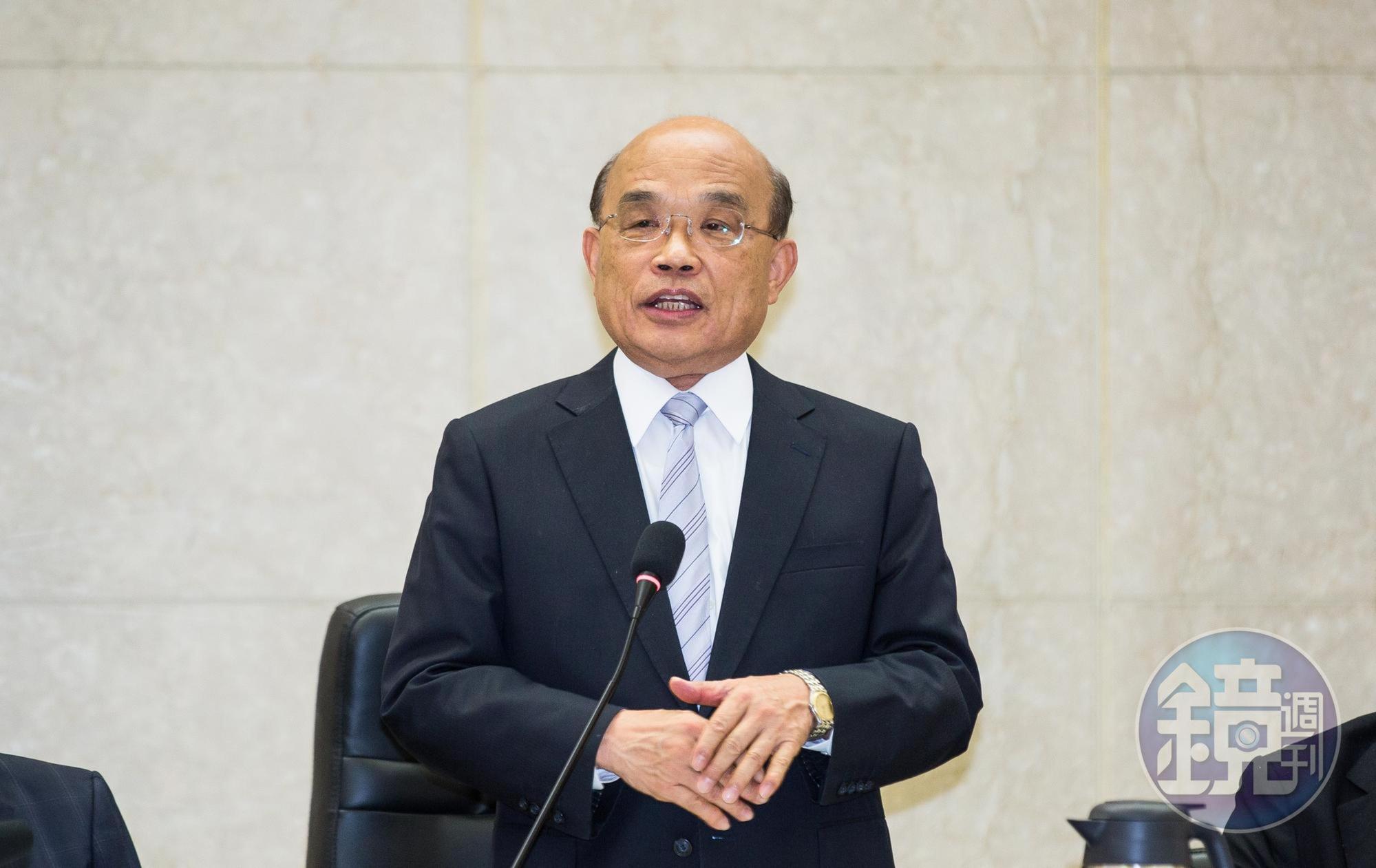 行政院長蘇貞昌表示自己批的公文常常要分好幾次抱進來,堆起來都比一個人還高。