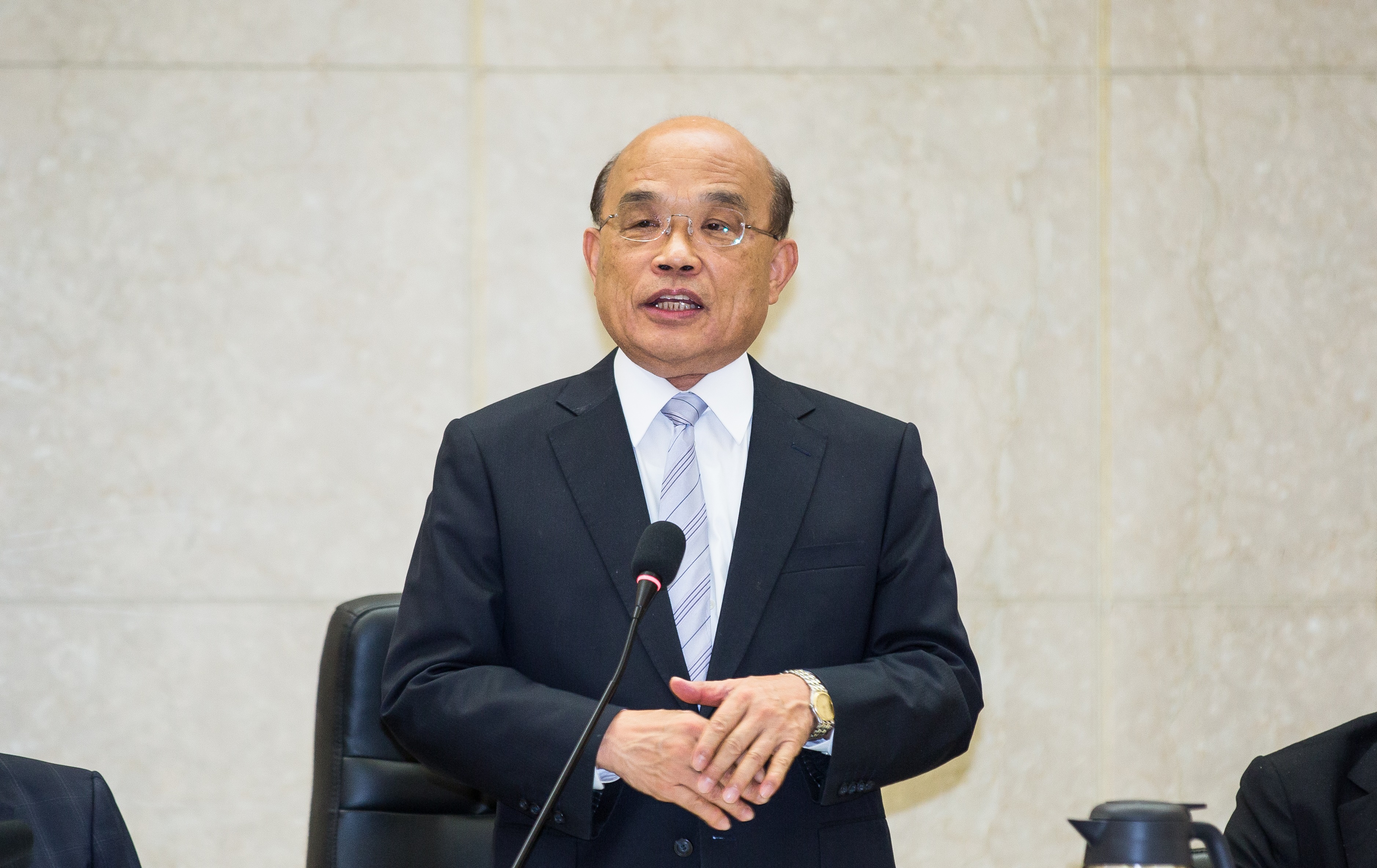 行政院長蘇貞昌表示自己批的公文常常要分好幾次抱進來，堆起來都比一個人還高。