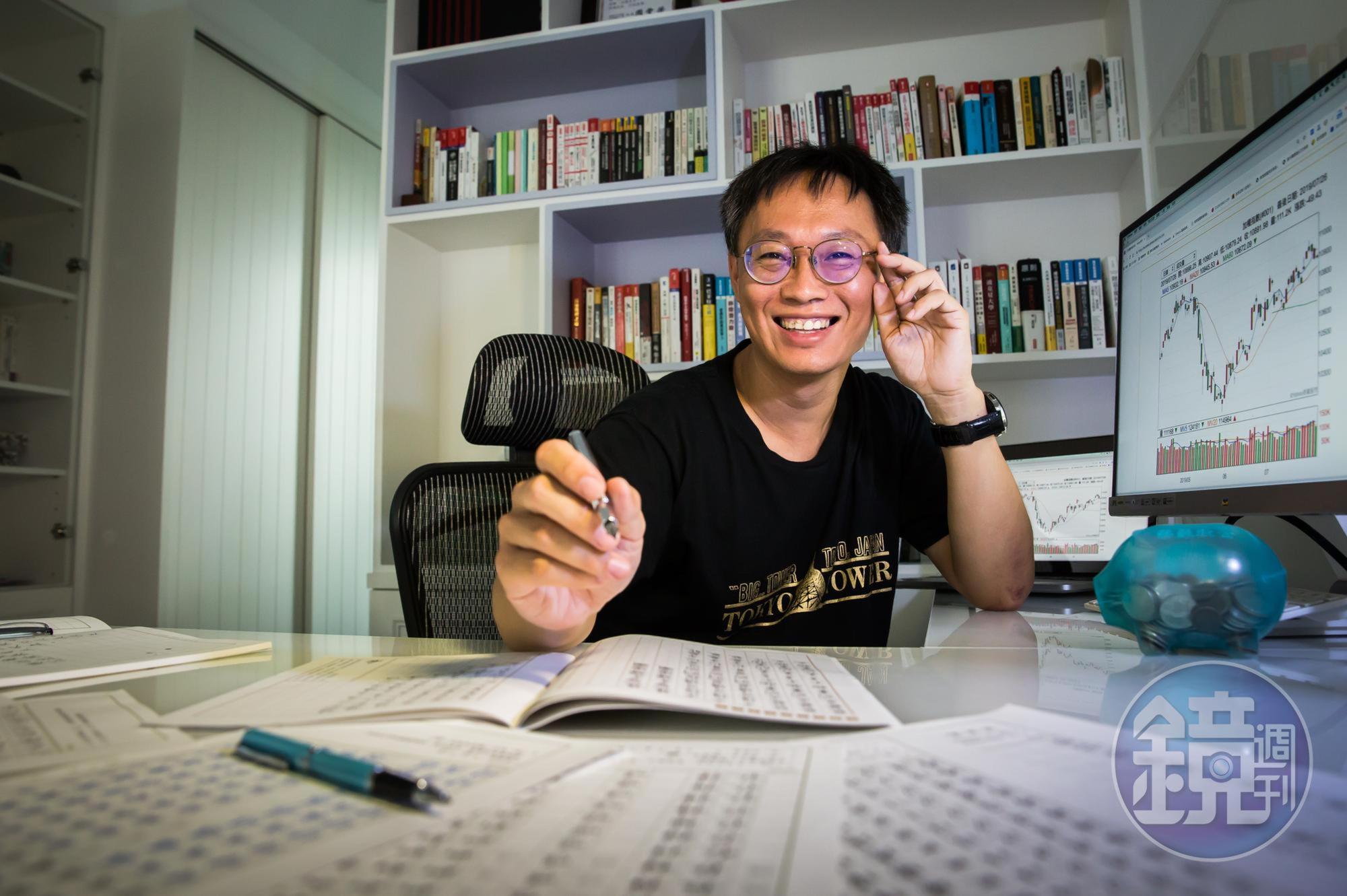 小樂平時透過臨摹字帖,訓練自己的存股定性。