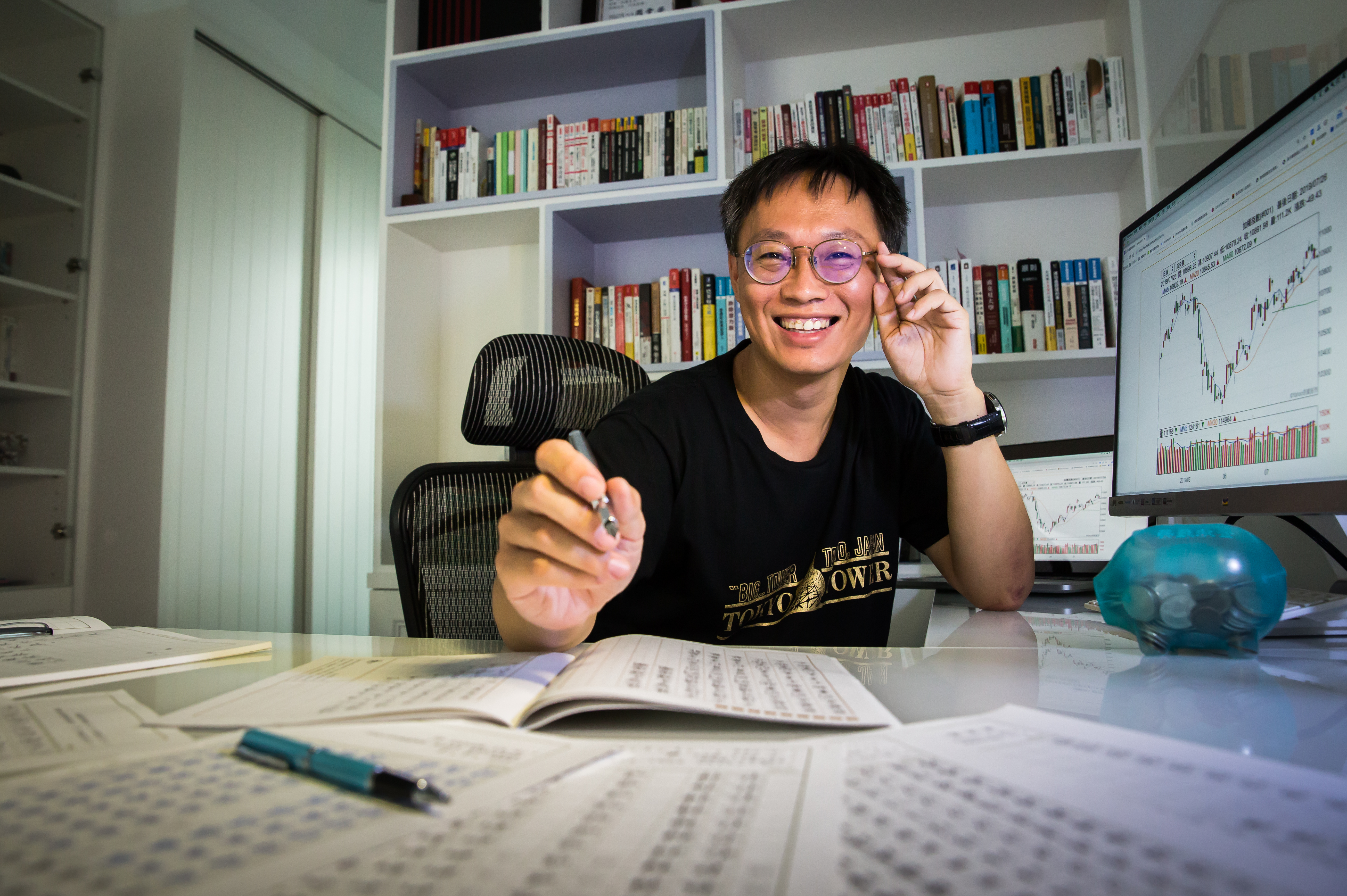 小樂平時透過臨摹字帖，訓練自己的存股定性。