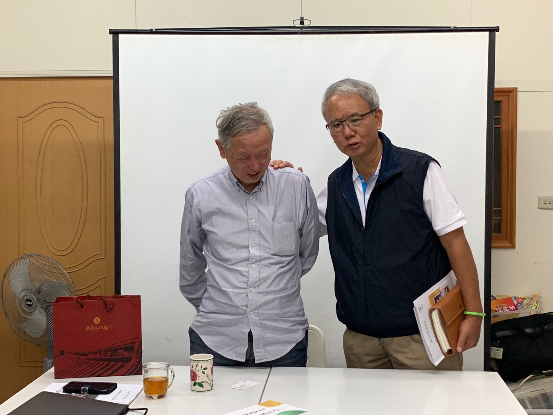 魏應充（右）與李家同（左）相識多年，受李影響決定回彰化開辦課輔班。（翻攝來自永靖的老園丁臉書）