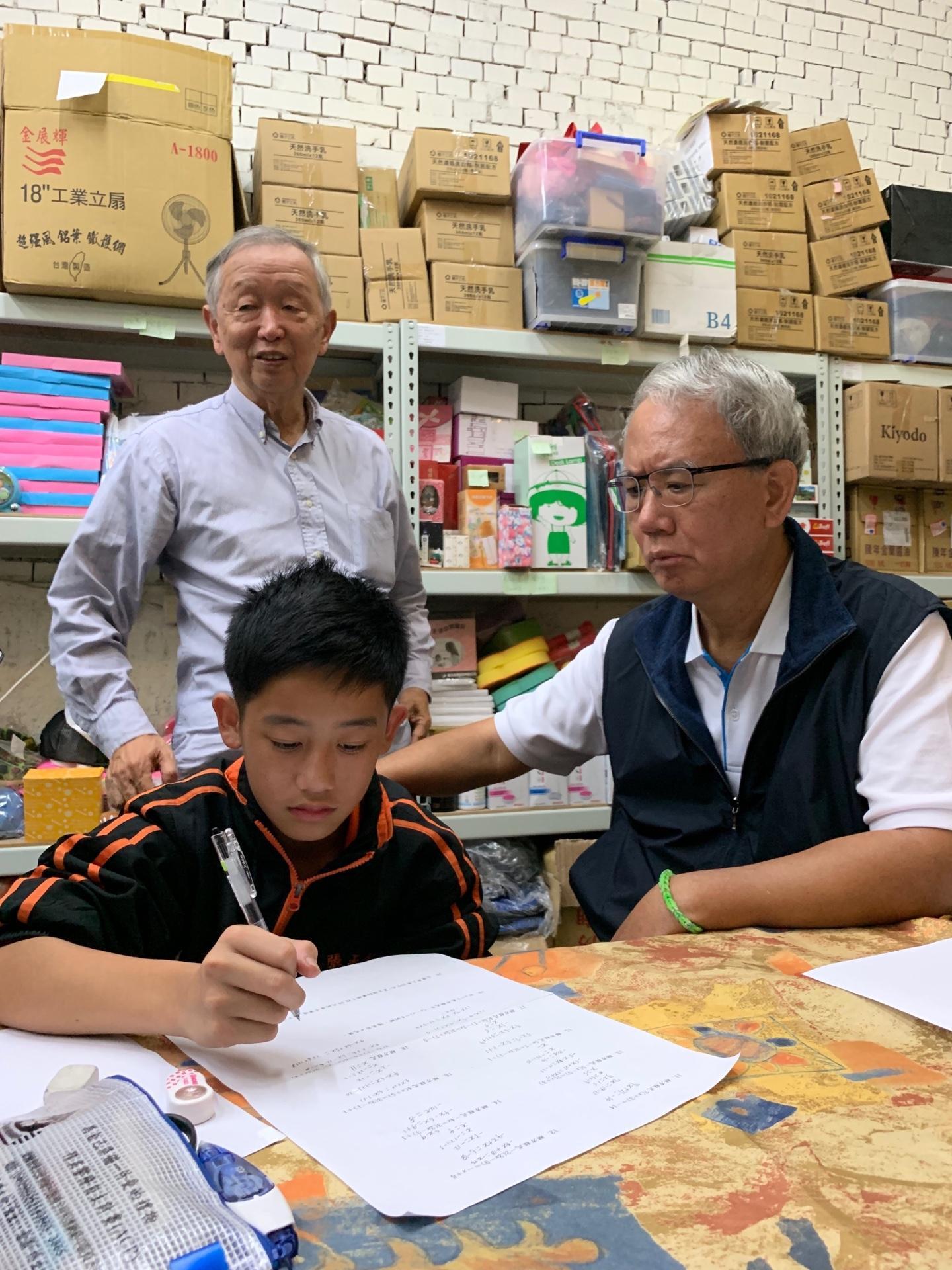 魏應充受李家同影響決定回彰化開辦課輔班幫助弱勢孩子。(翻攝來自永靖的老園丁臉書)