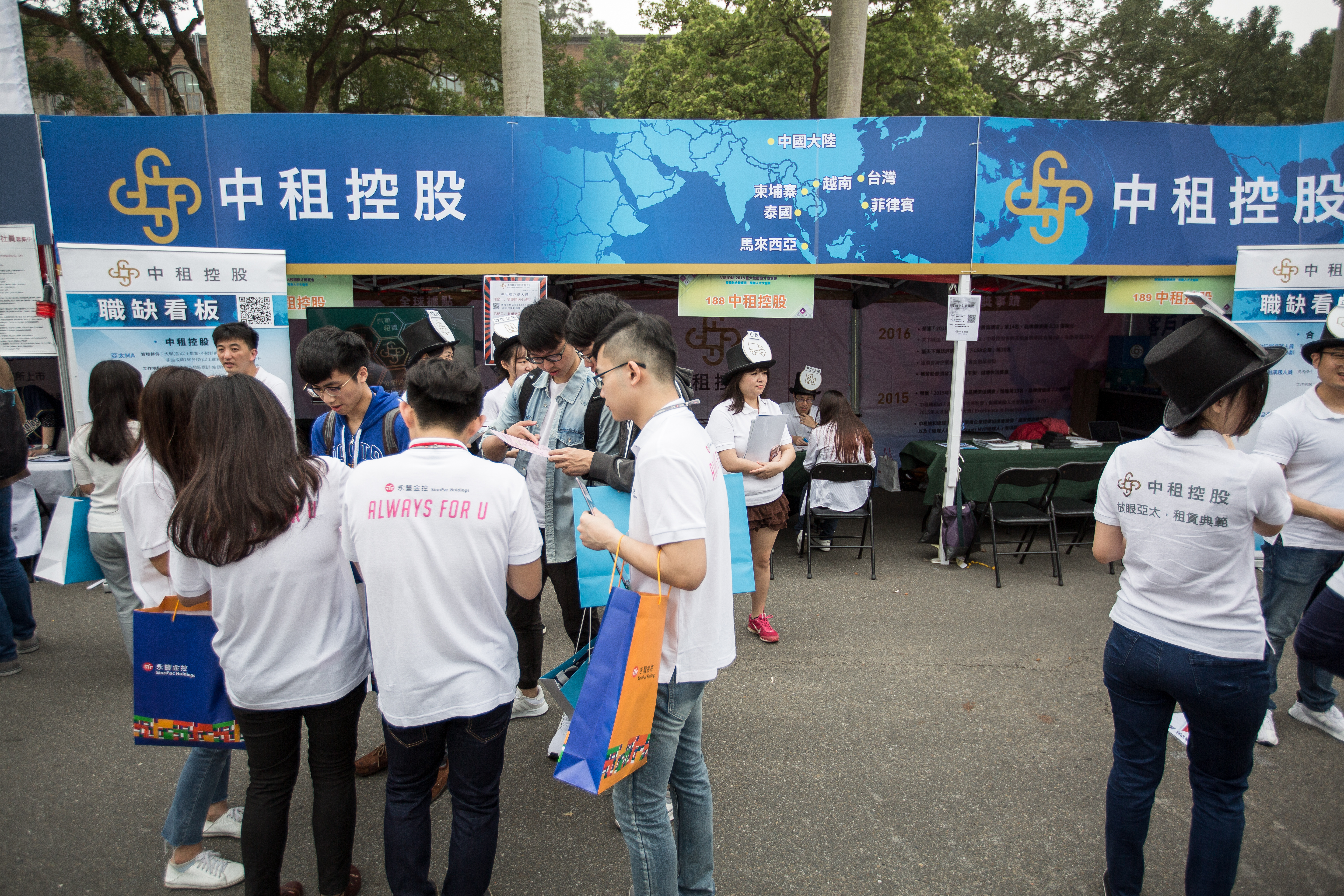 看好中租長年穩定獲利，2015年股價跌破45元時，殖利率高達6%，小樂勇敢買進。