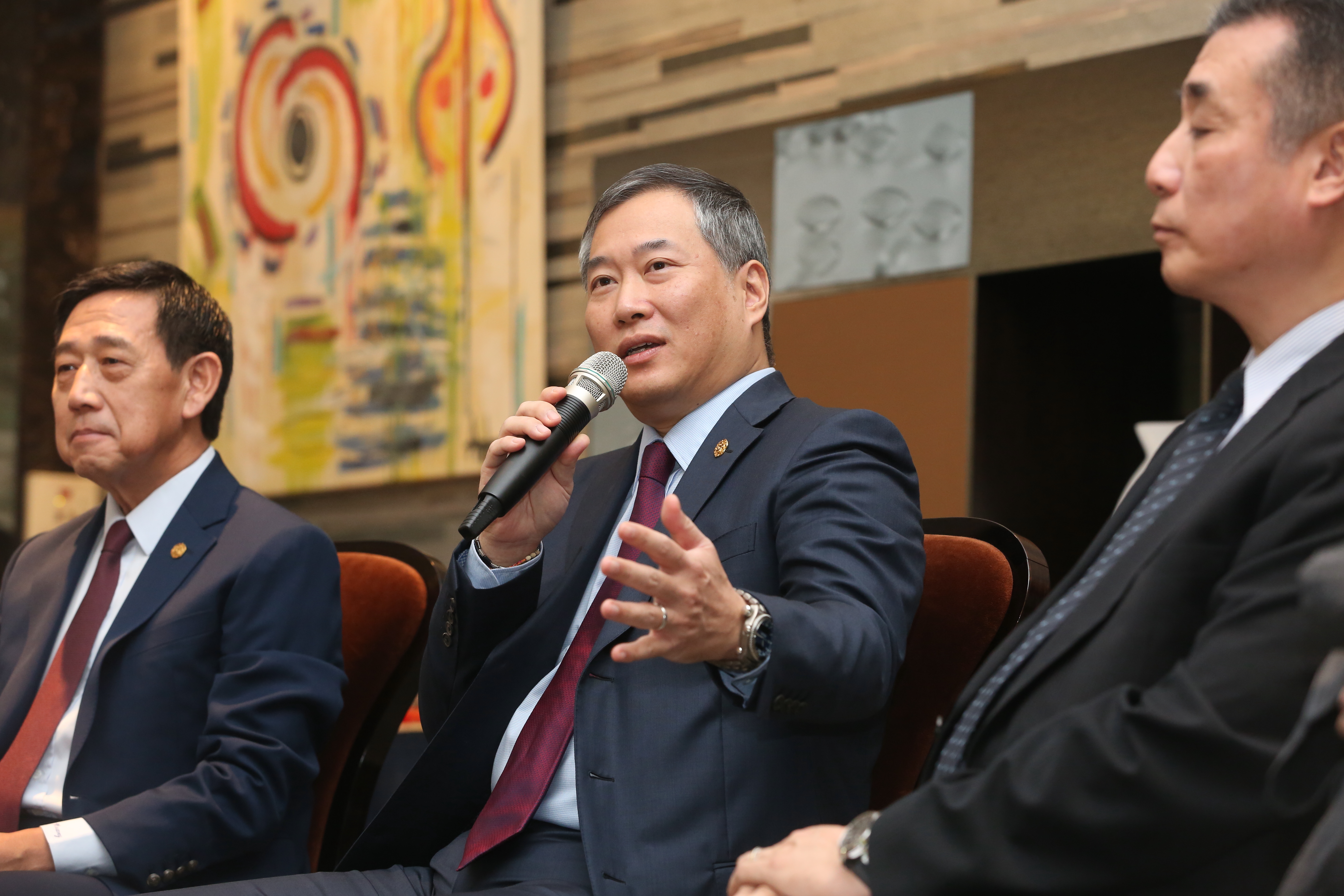 2015年中租股價狂跌，小樂分析公司依舊獲利，再加上總裁辜仲立掏腰包買進自家股票，讓他決定勇敢進場。