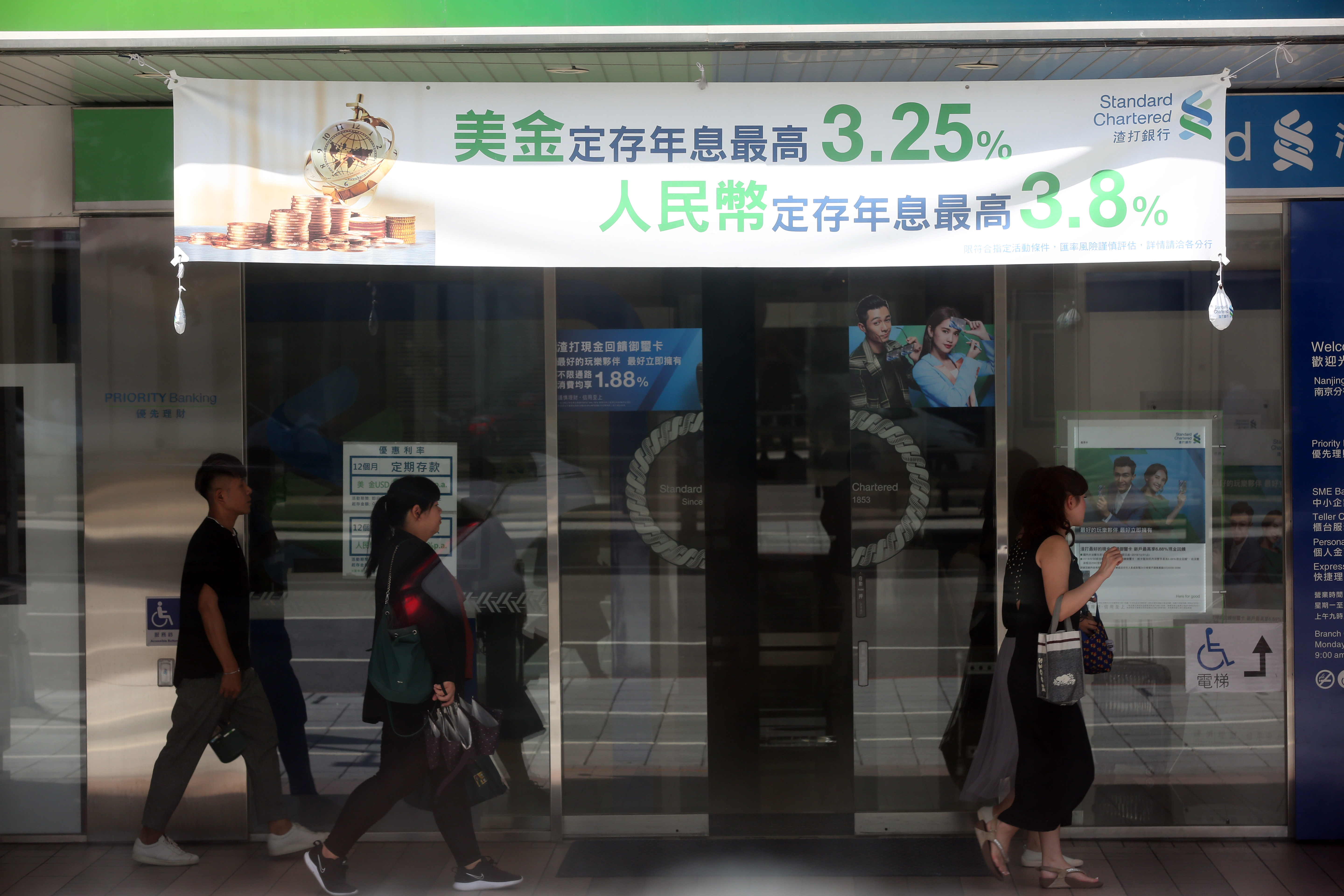 人民幣定存族不僅要面對貶值,還須考量利率下降的風險。