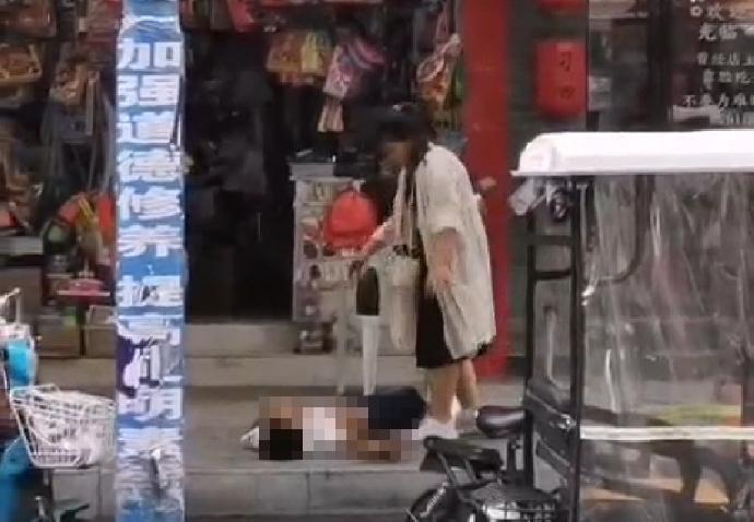 女子不滿被調侃「妳都這麼胖了還吃冰淇淋」,當街持剪刀殺人。(翻攝自《澎拜新聞》)