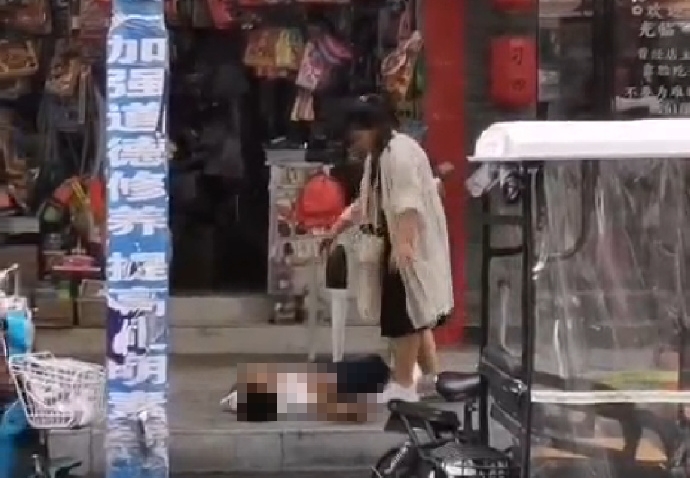 女子不滿被調侃「妳都這麼胖了還吃冰淇淋」，當街持剪刀殺人。（翻攝自《澎拜新聞》）