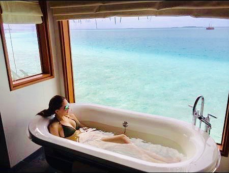 昆凌秀舊照，露出胸前巨乳，讓粉絲噴鼻血。（翻攝自昆凌IG）