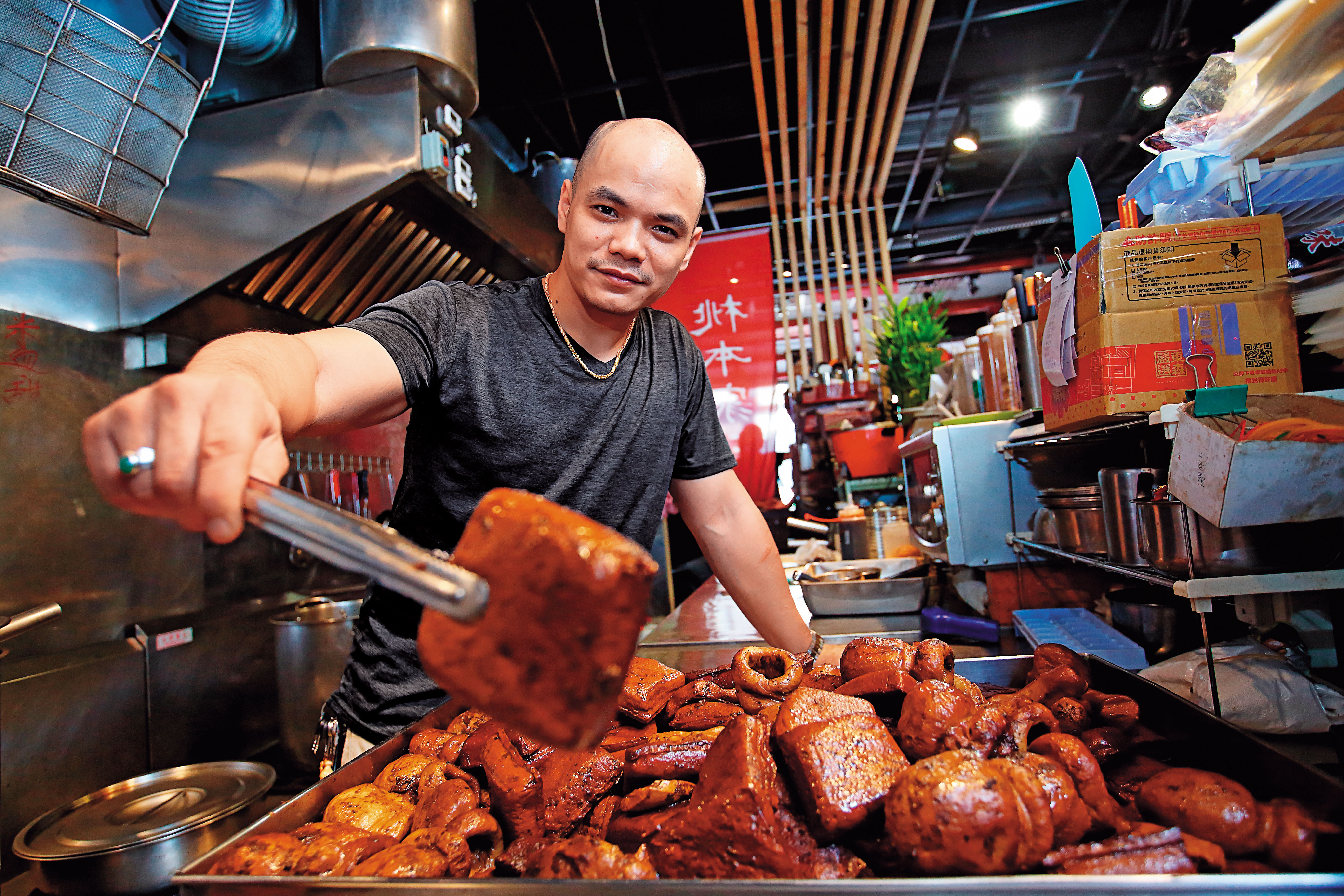 入獄2次、坐過11年牢，曾煥宇出獄後積極追回自己失去的人生，創桃本家滷味，月收76萬元。