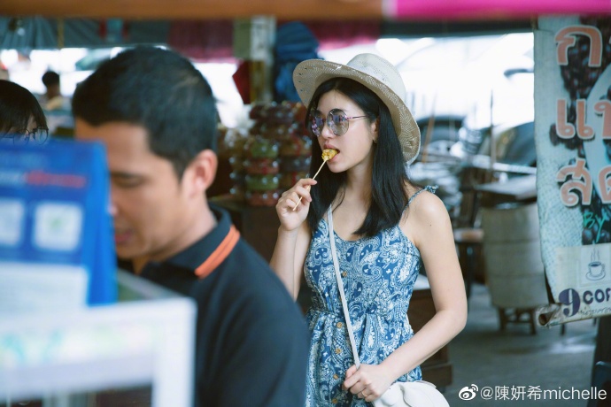 她在社交網站上說：「抓住夏天的尾巴，一趟充實的工作兼旅行，邊學習邊放鬆，這就是我嚮往的生活，充滿電繼續前行！你們的夏日度假首選是哪裏呢？」（翻攝自陳妍希微博）