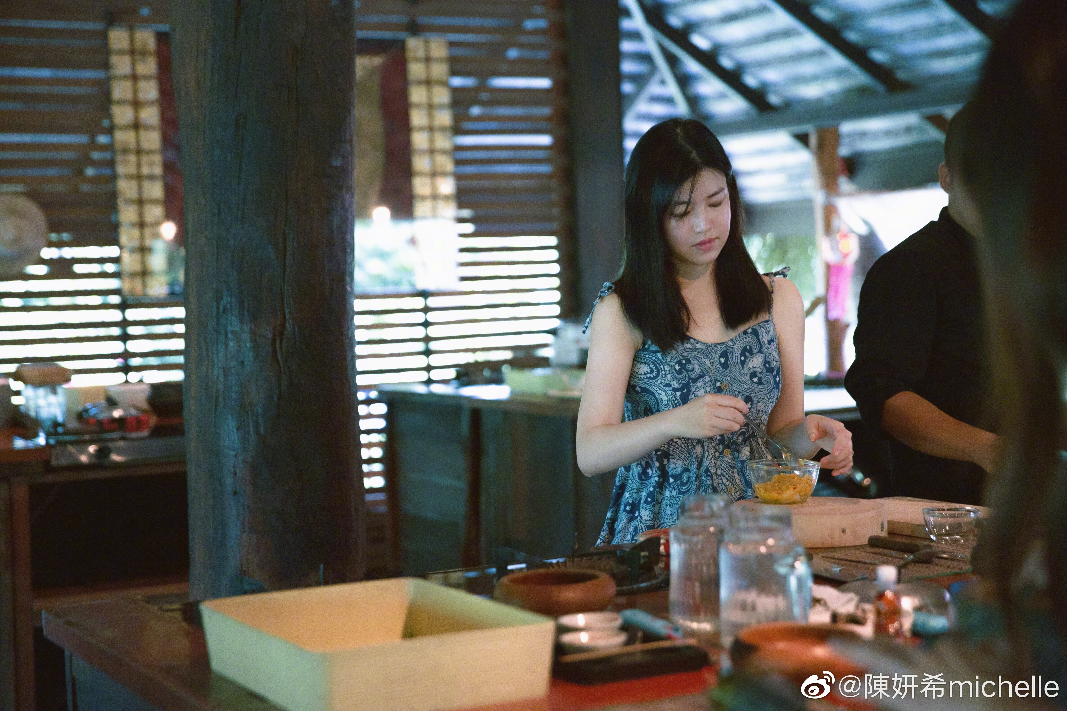 陳妍希日前去了泰國放暑假兼學煮菜。（翻攝自陳妍希微博）