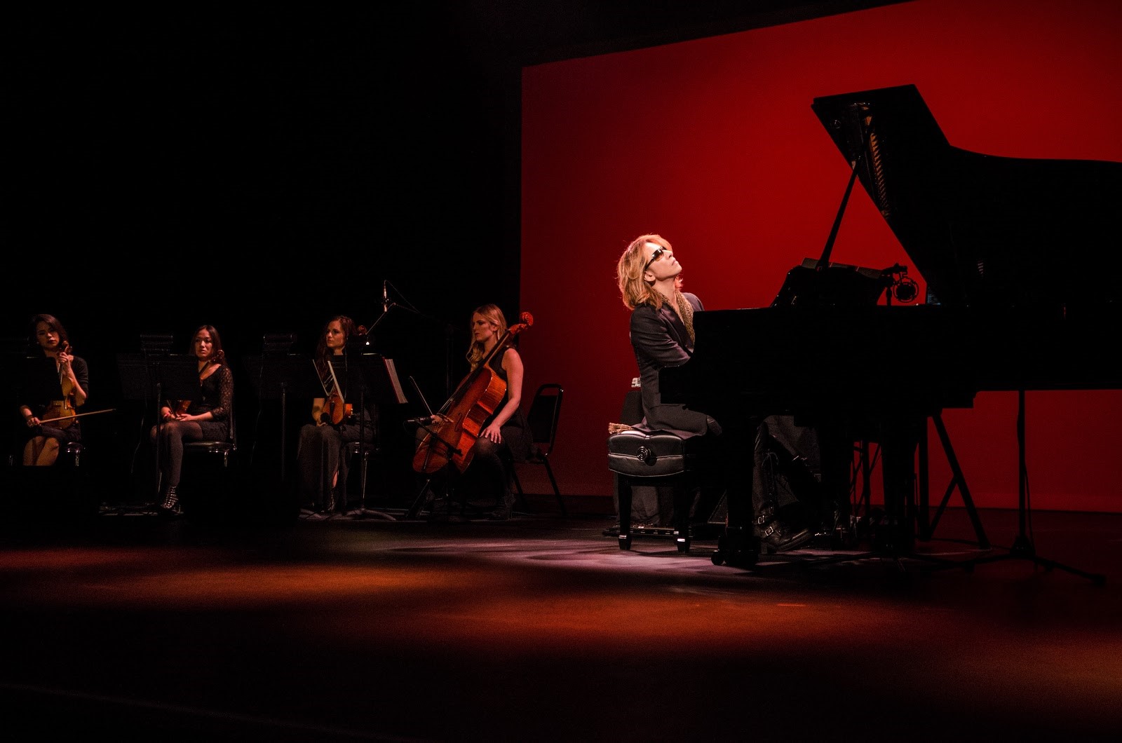 2016年，日本X Japan樂團的紀錄片在SXSW電影節放映，團長Yoshiki（右一）隨即在映後表演。 （SXSW提供，Victoria Ford攝影）