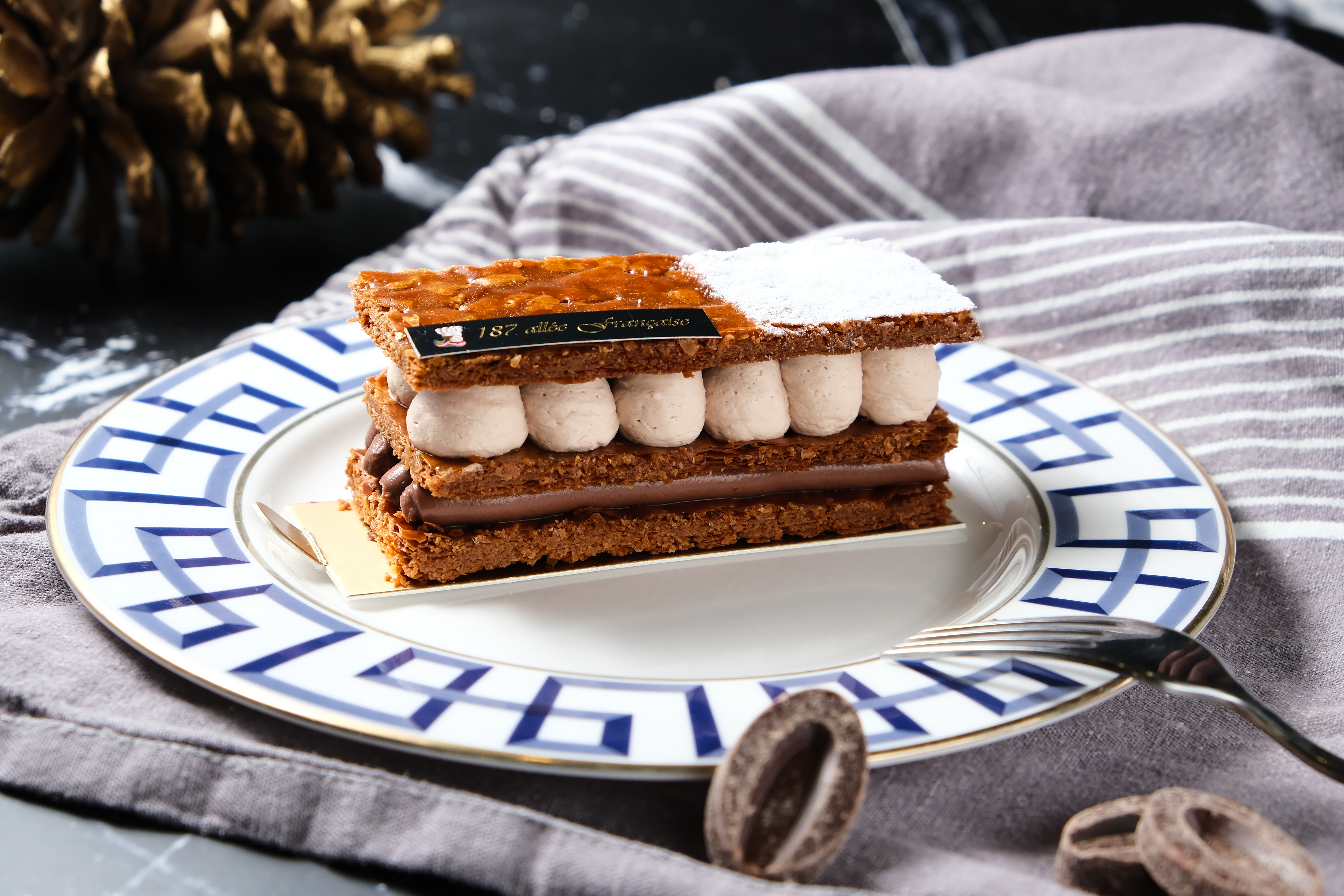 「巧克力千層」的派皮刻意烤成焦糖色，彰顯酥脆和香氣。（250元／個）