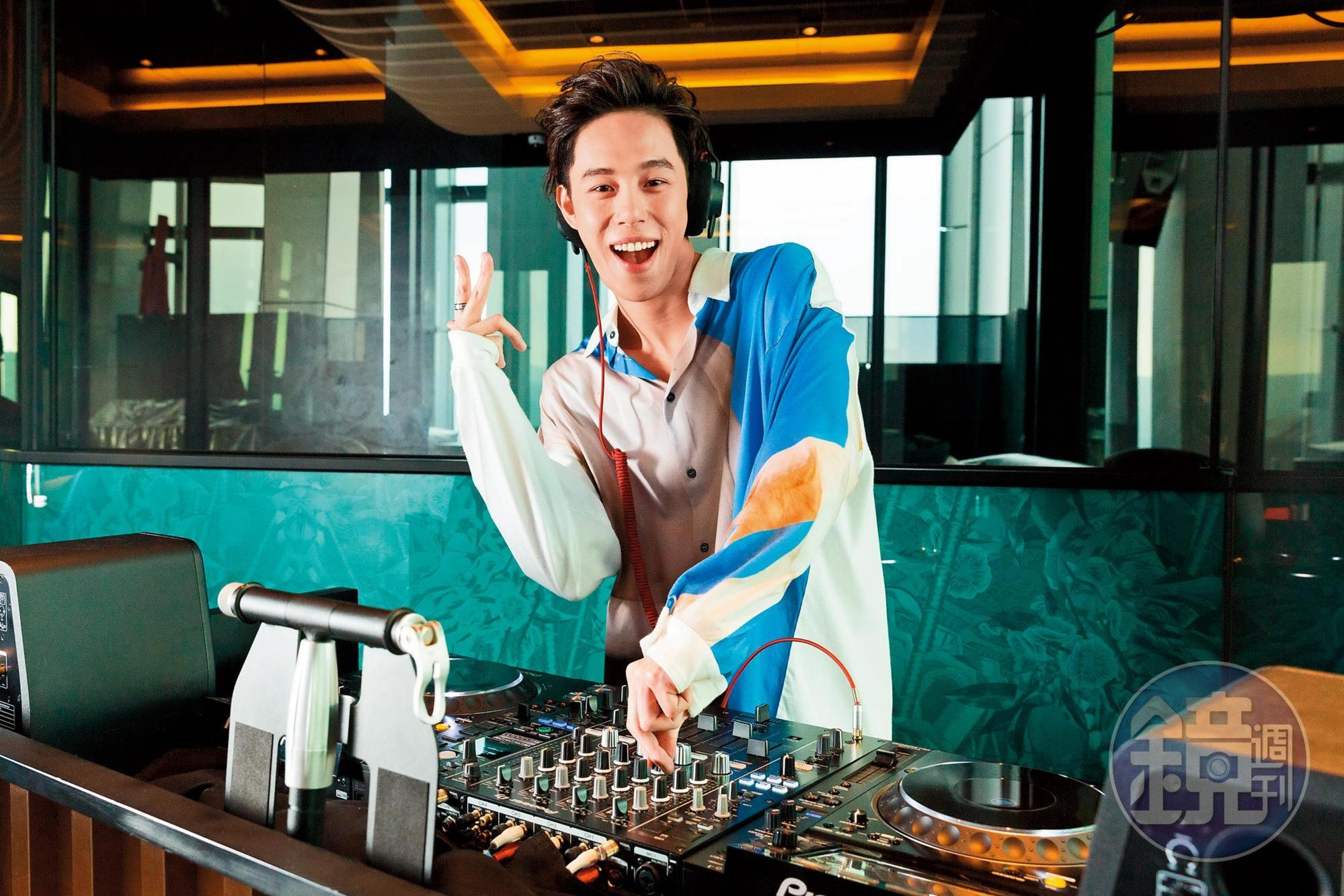 孫麥傑曾在倫敦著名夜店「Ministry of Sound」擔任DJ,回台灣後也在夜店當DJ,是DJ界人氣王。
