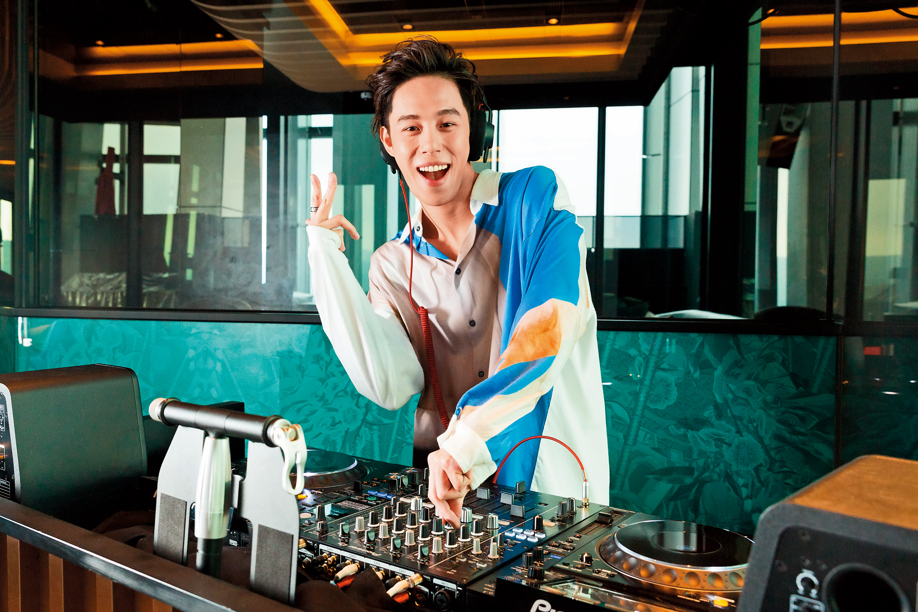 孫麥傑曾在倫敦著名夜店「Ministry of Sound」擔任DJ,回台灣後也在夜店當DJ,是DJ界人氣王。