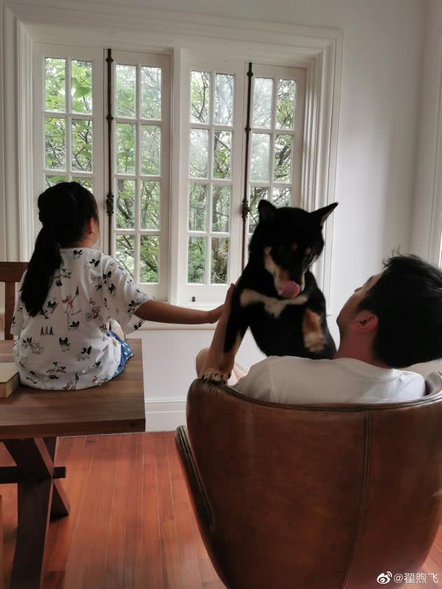 雷佳音（背對者）家裡養了一隻柴犬名12。（翻攝微博）