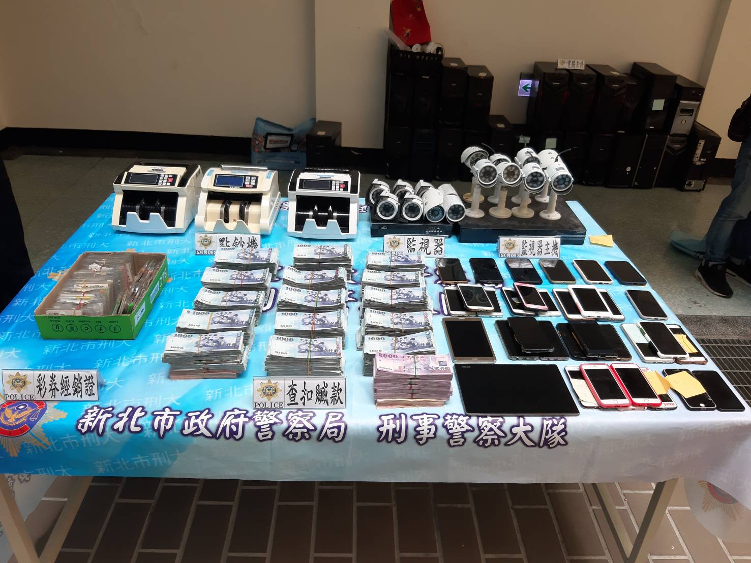 警方現場查扣投注賭資高達808萬元及60部電腦，2年犯嫌獲利逾5千萬元。（翻攝畫面）