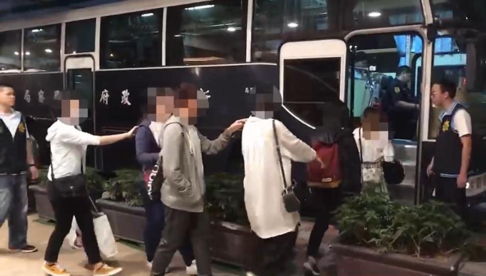 新北市刑大與新莊分局聯手破獲大型網路簽賭集團,兵分三路逮捕主嫌及員工共49人。(翻攝畫面)